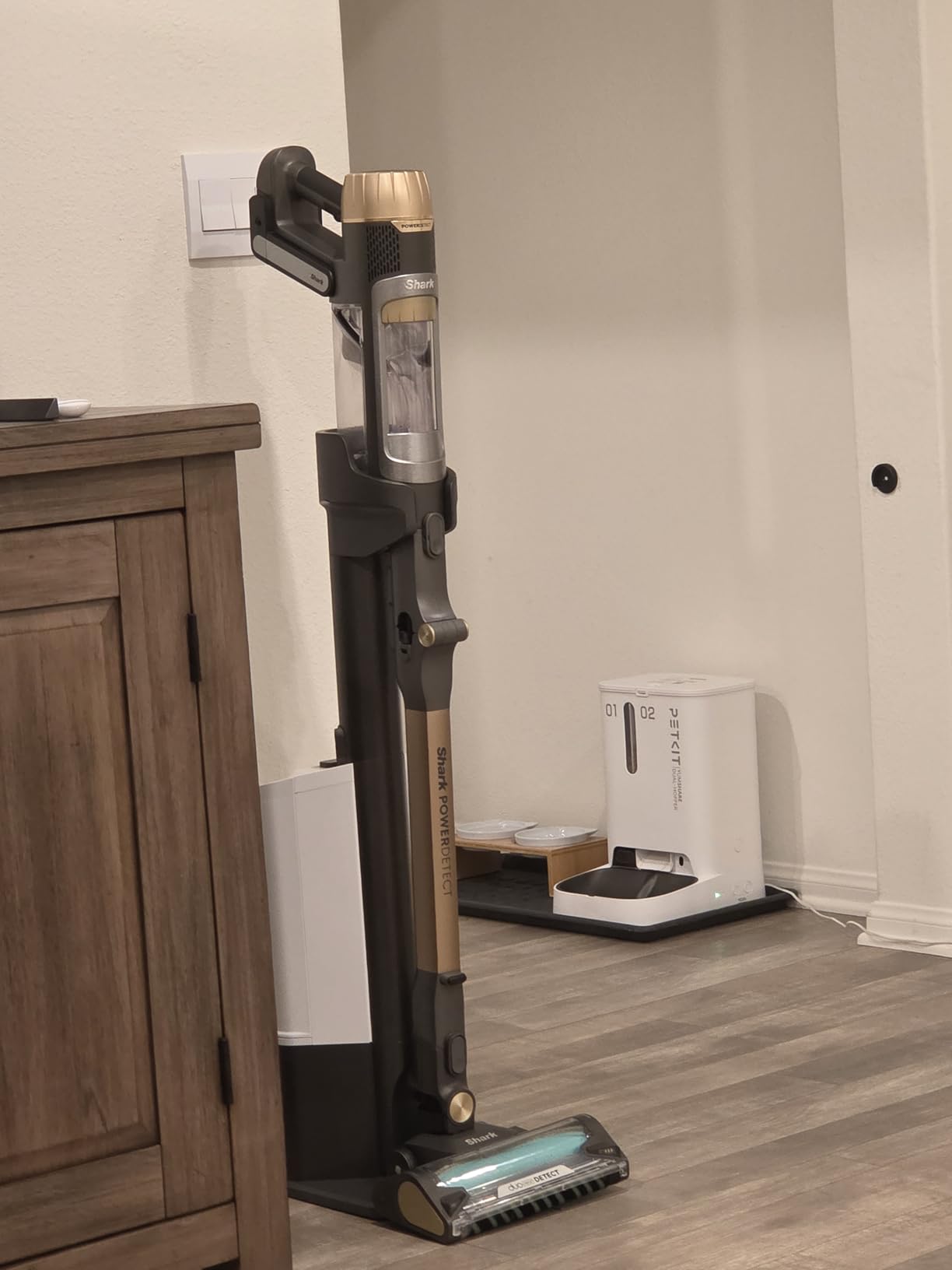 Shark PowerDetect Pet Plus Clean & Empty Cordless Stick Vacuum & Auto-Empty System | Powerful Suction | HEPA | Carpet & Hard Floor | Portable Stick Vacuum for Pet Hair | 70-Min Runtime | Gray | IP3253 customer photo 1