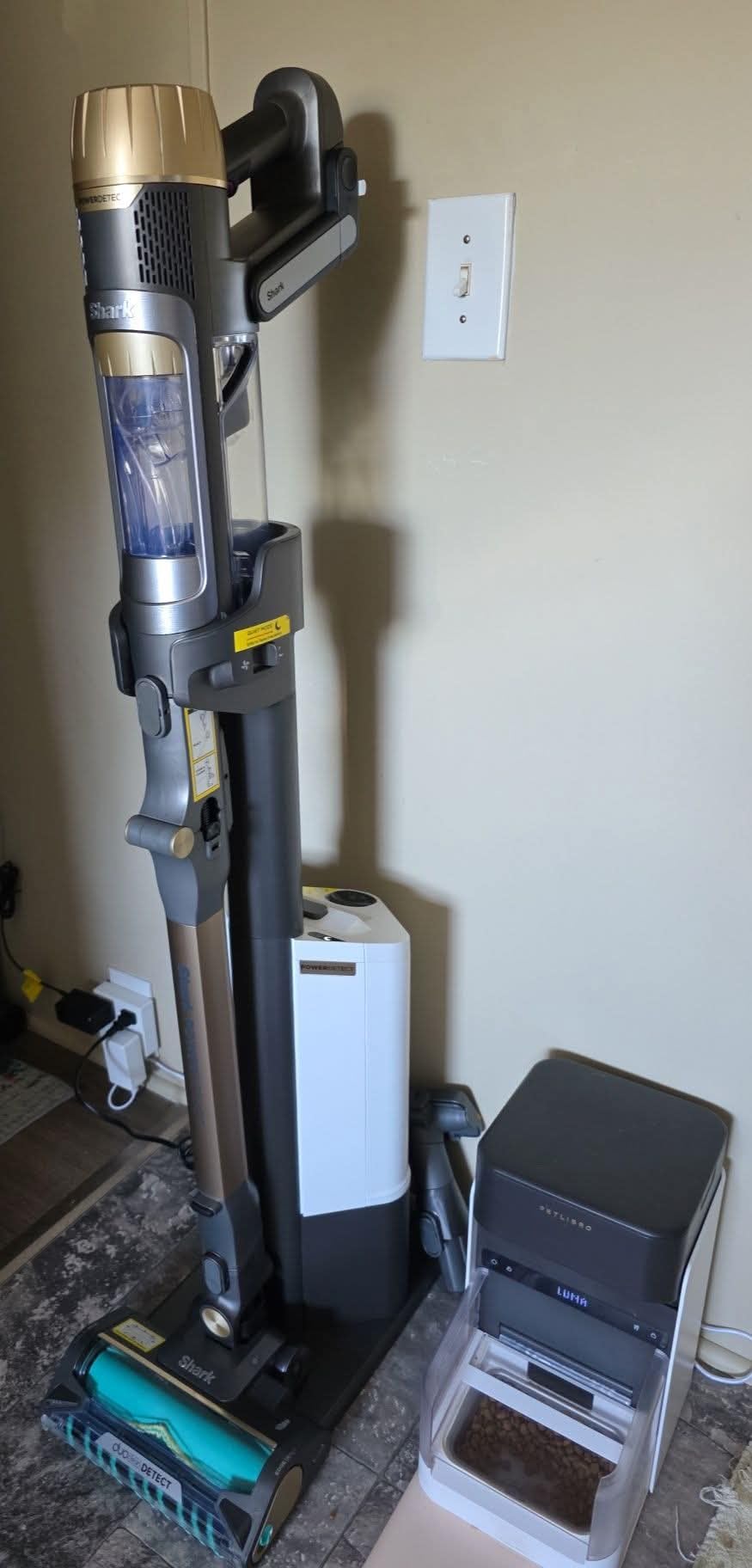 Shark PowerDetect Pet Plus Clean & Empty Cordless Stick Vacuum & Auto-Empty System | Powerful Suction | HEPA | Carpet & Hard Floor | Portable Stick Vacuum for Pet Hair | 70-Min Runtime | Gray | IP3253 customer photo 2