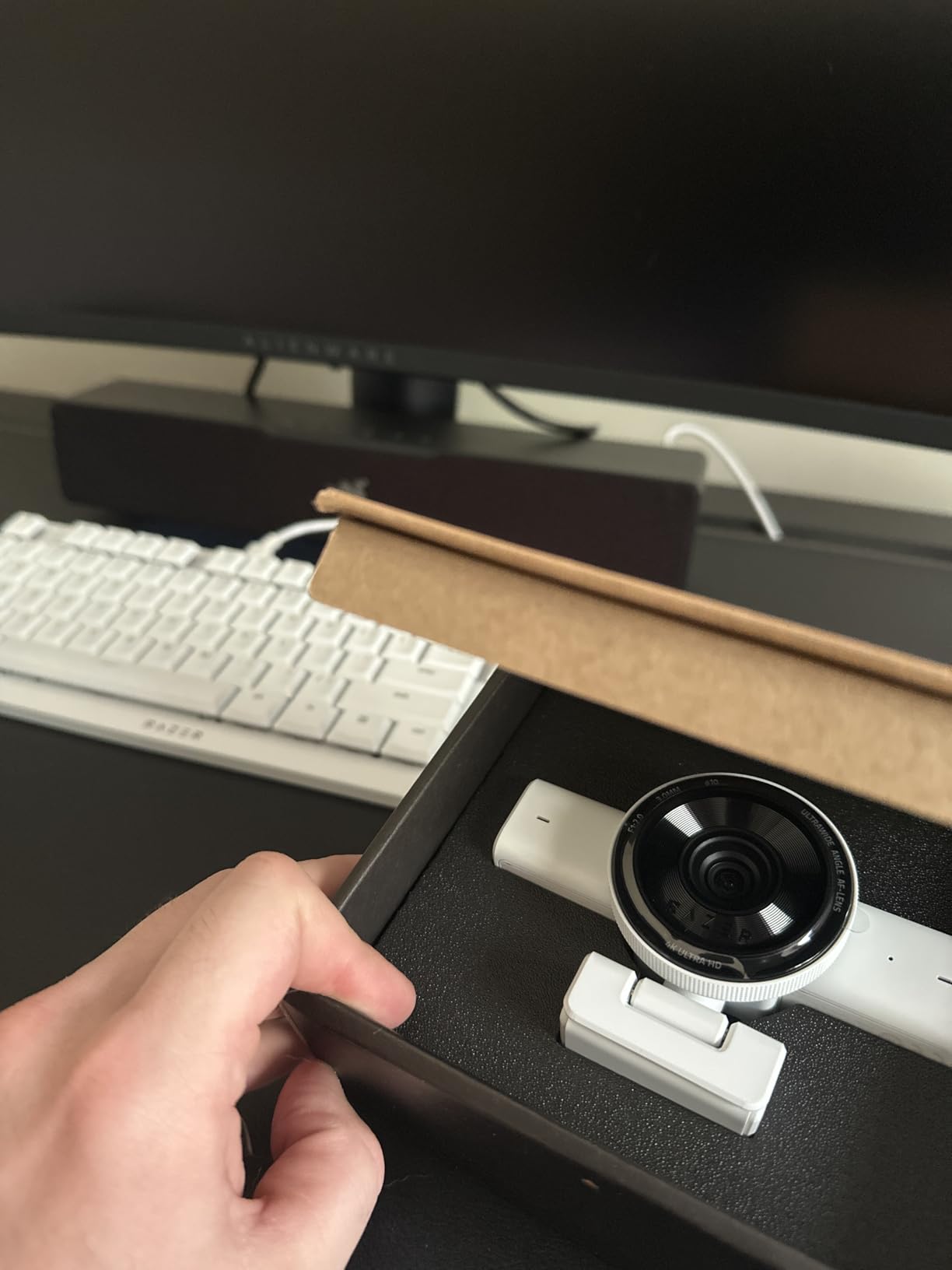 Razer Kiyo V2 Streaming Webcam: 4K 30 FPS, 1080p 60 FPS - AI Powered Auto-Framing - Built-in Microphone - Ultrawide Angle Lens - Privacy Cover - Works with OBS, Xsplit, Discord, Zoom, Teams - Black customer photo 2
