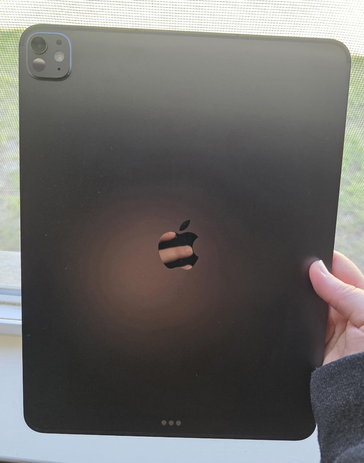 iPad Pro 13-inch (M5): Ultra Retina XDR Display, 256GB, 12MP Front/Back Camera, LiDAR Scanner, Wi-Fi 7 with Apple N1 + 5G Cellular with C1X chip, Face ID, All-Day Battery Life - Space Black customer photo 1