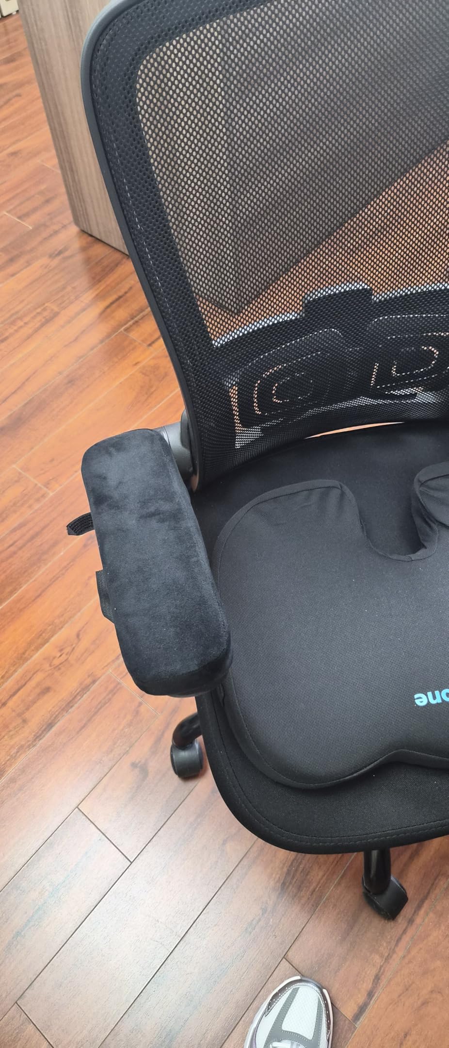 Smiry Memory Foam Office Chair Armrest Pads, Non-Slip Armrest Cushion | Ergonomic Arm Rest Pads with Adjustable Buckles and Straps, Elbow Relief for Desk, Gaming & Wheelchair, Black, Set of 2 customer photo 1