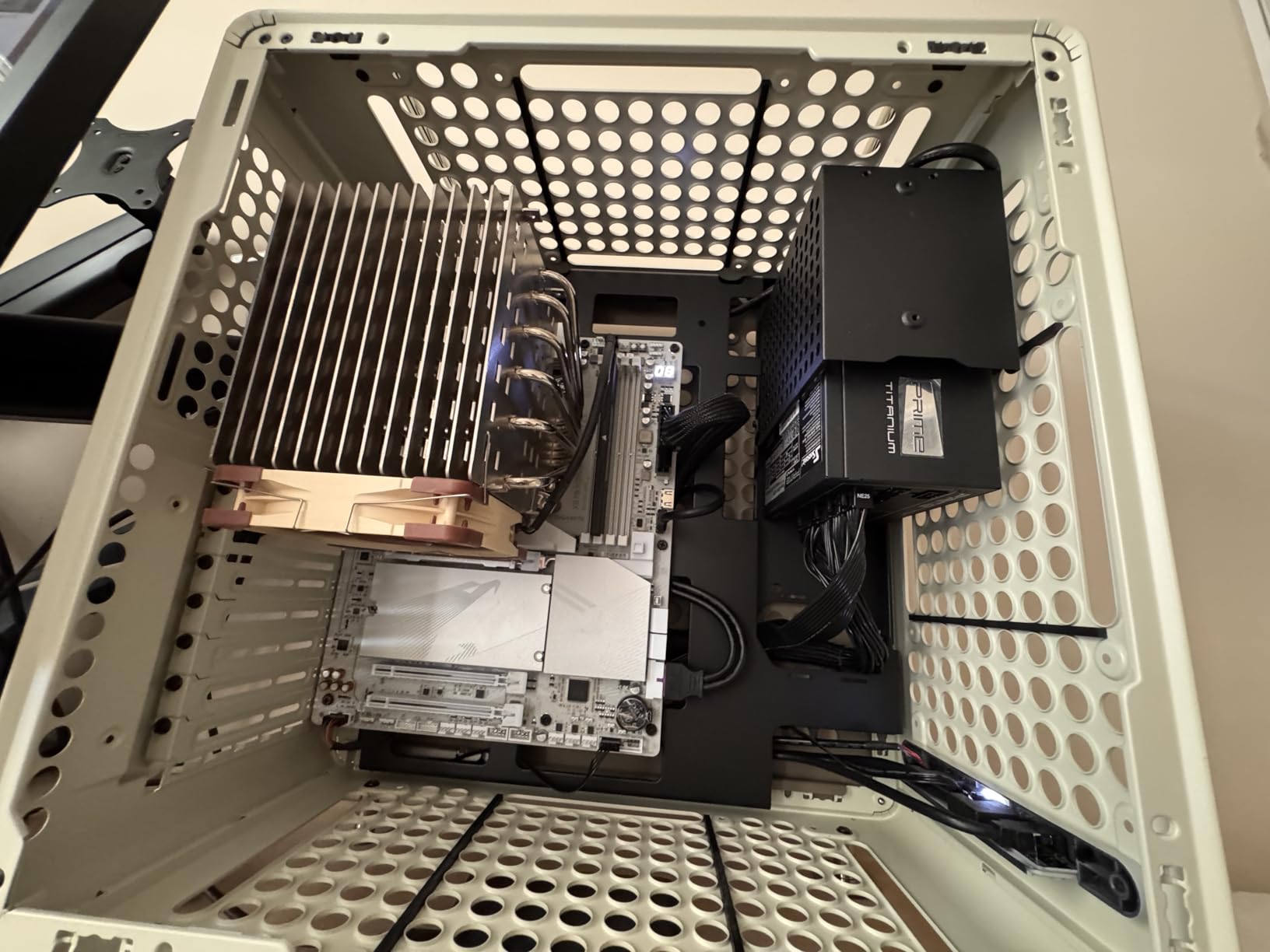 Cooler Master QUBE 540 ATX Mid-Tower PC Case - Highly Customizable Modular Computer Chassis with Movable I/O Panel, Multi-Position PSU Mount, Tempered Glass Panel & Portable Handles - Stardust Iron customer photo 1