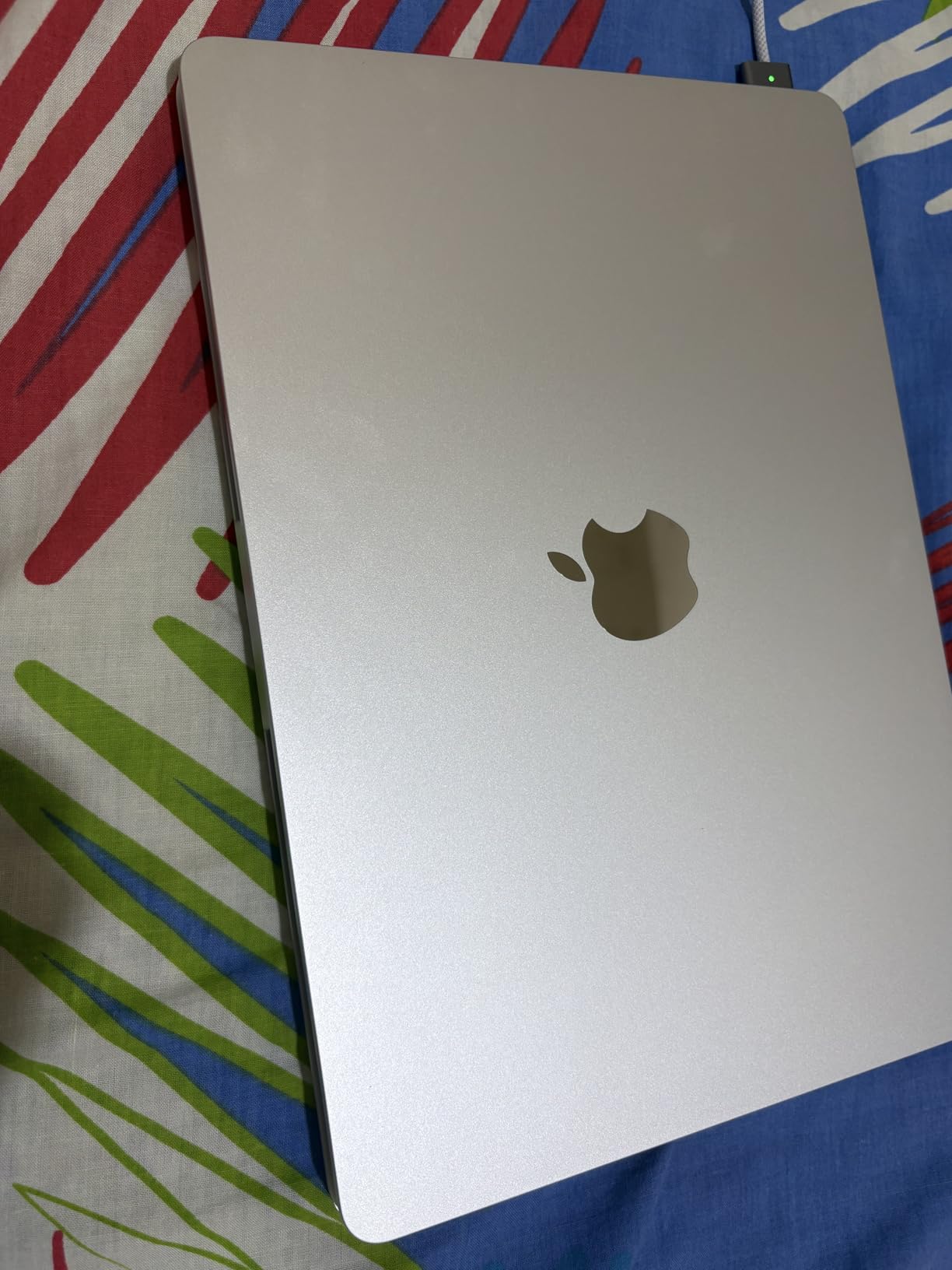 2026 MacBook Air 13-inch Laptop with M5 chip: Built for AI, 13.6-inch Liquid Retina Display, 16GB Unified Memory, 512GB SSD, 12MP Center Stage Camera, Touch ID, Wi-Fi 7; Starlight customer photo 2