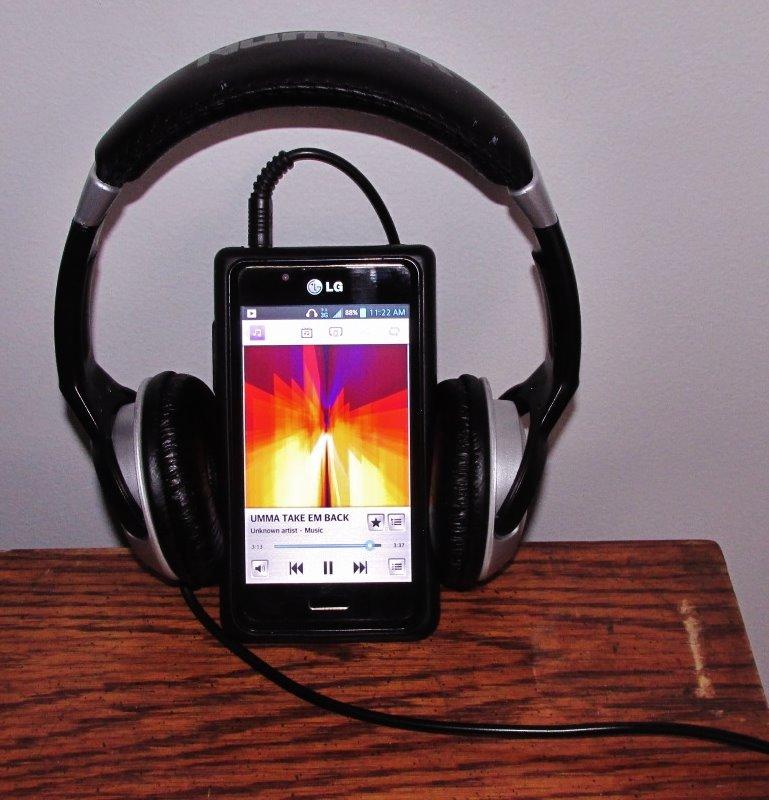 Numark HF125 Compact Recording and Monitoring DJ Headphones customer photo 1