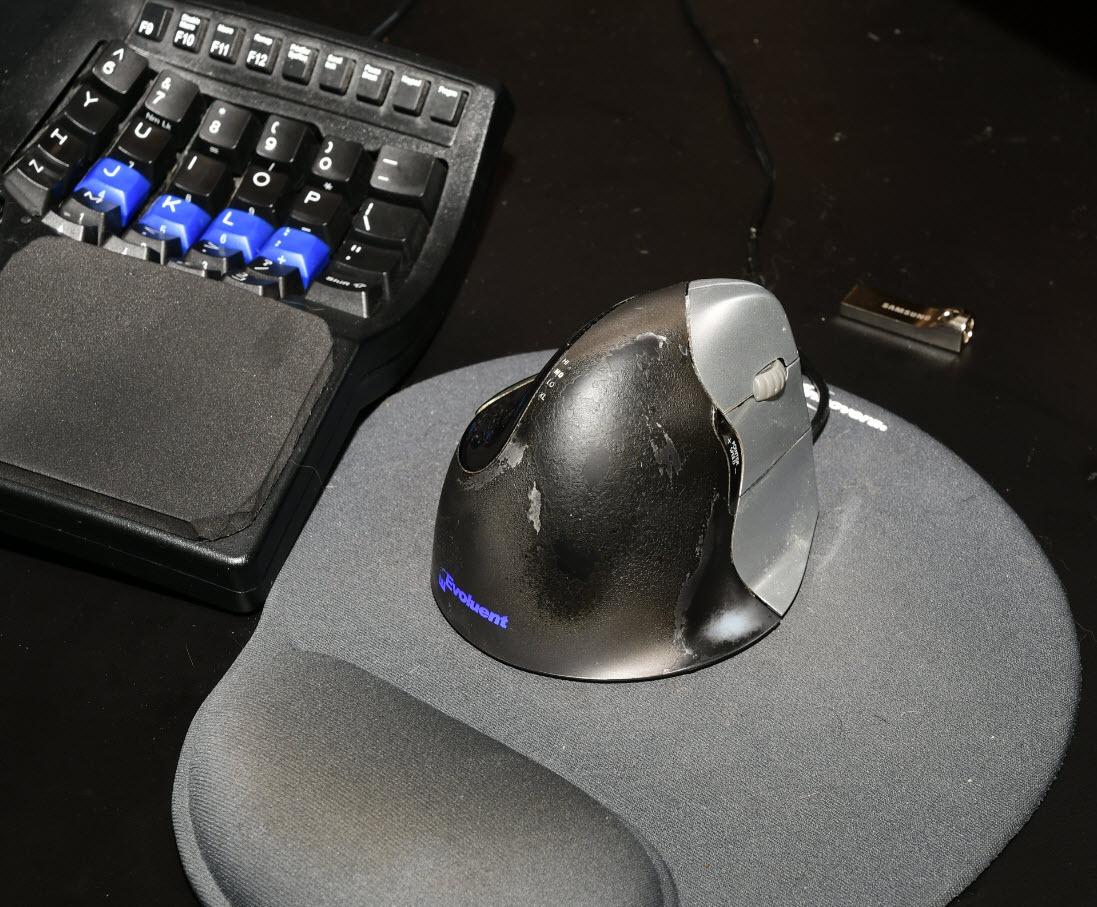 Evoluent - World's Original Vertical Mouse, Wired Ergonomic Mouse for Right Hand, Medium to Large, Helps with Carpal Tunnel and Wrist Strain, Customizable 6 Buttons, 4 Speed Settings, Comfortable Grip customer photo 2
