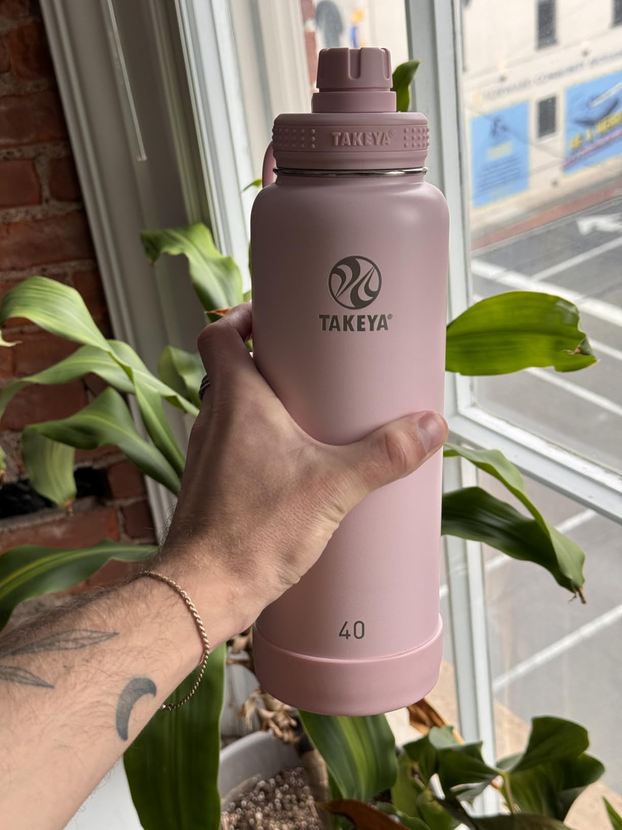 Takeya Actives Stainless Steel Water Bottle, Insulated Spout Lid, Keeps Drinks Cold 24 Hrs, Leakproof, Durable, Dishwasher Safe, Ideal for Gym, Travel, Fits Most Cup Holders, 40 oz/Onyx customer photo 1