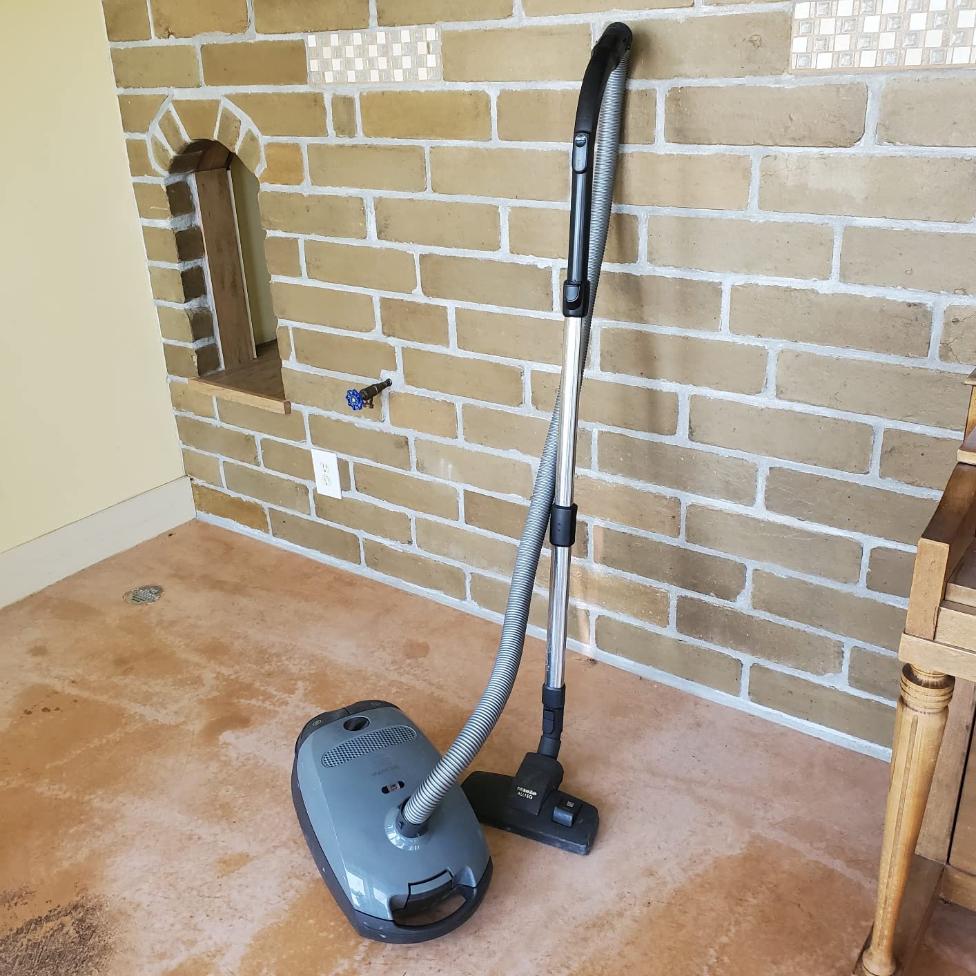 Miele Classic C1 Pure Suction Vacuum for Hard Floors & Low-Pile Carpet customer photo 2