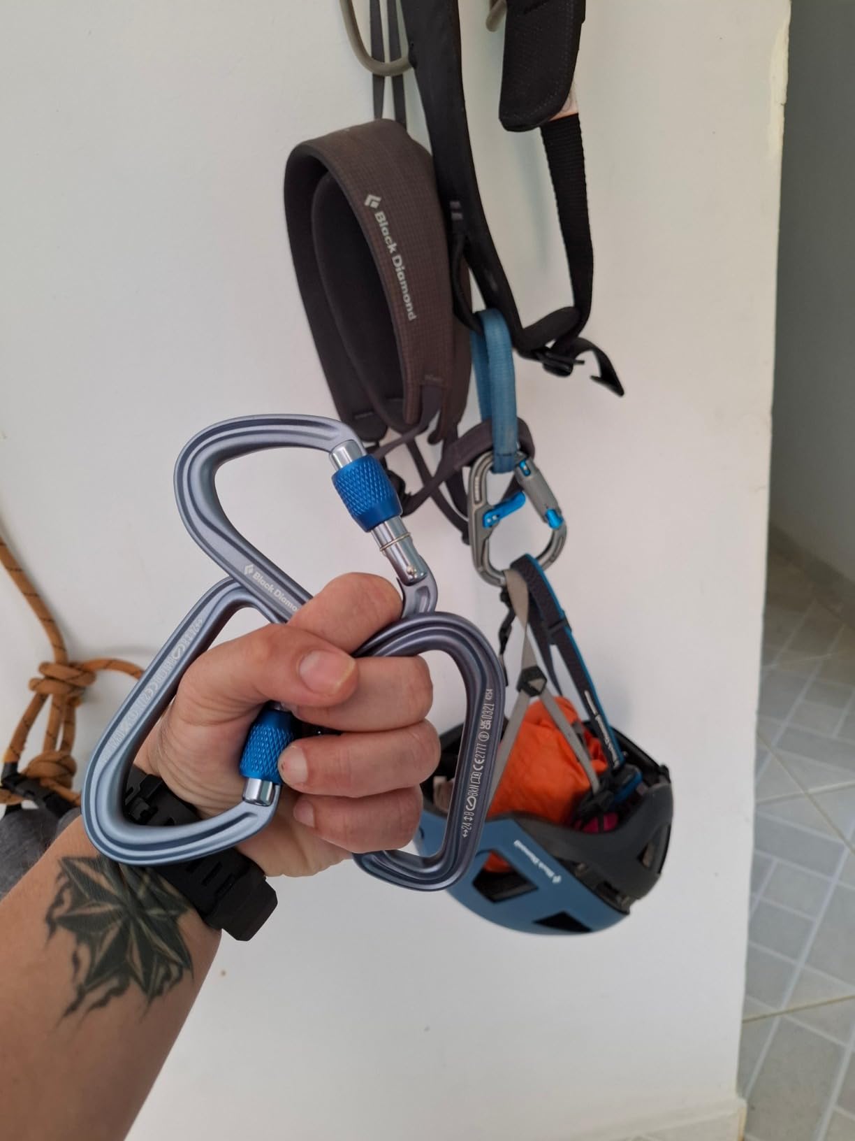 Black Diamond Hotforge Lightweight Aluminum Locking Screwgate Carabiner customer photo 1