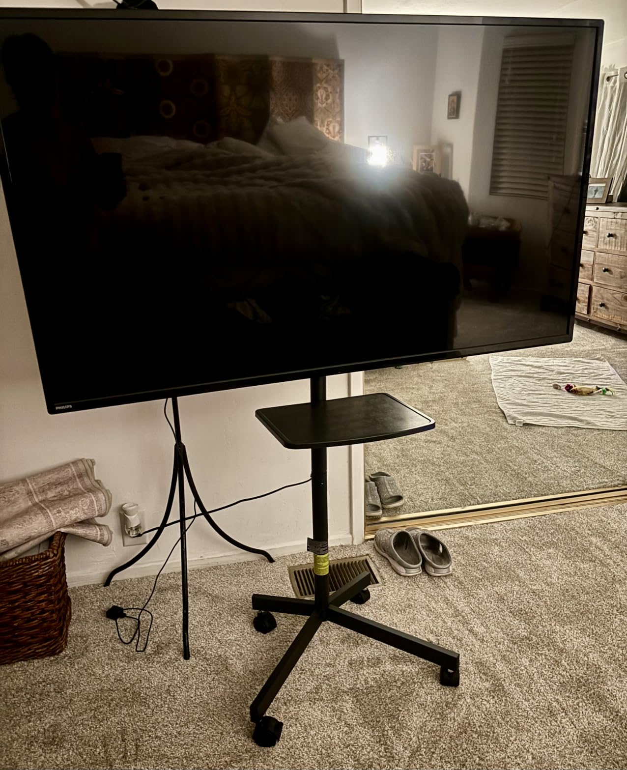PERLESMITH Rolling TV Stand on Wheels for 32-83 Inch Screens up to 110lbs, Mobile TV Cart Height Adjustable Portable Outdoor TV Stand Tilt Rolling TV Cart with Shelf Max VESA 600x400mm PSTVMC03 customer photo 1