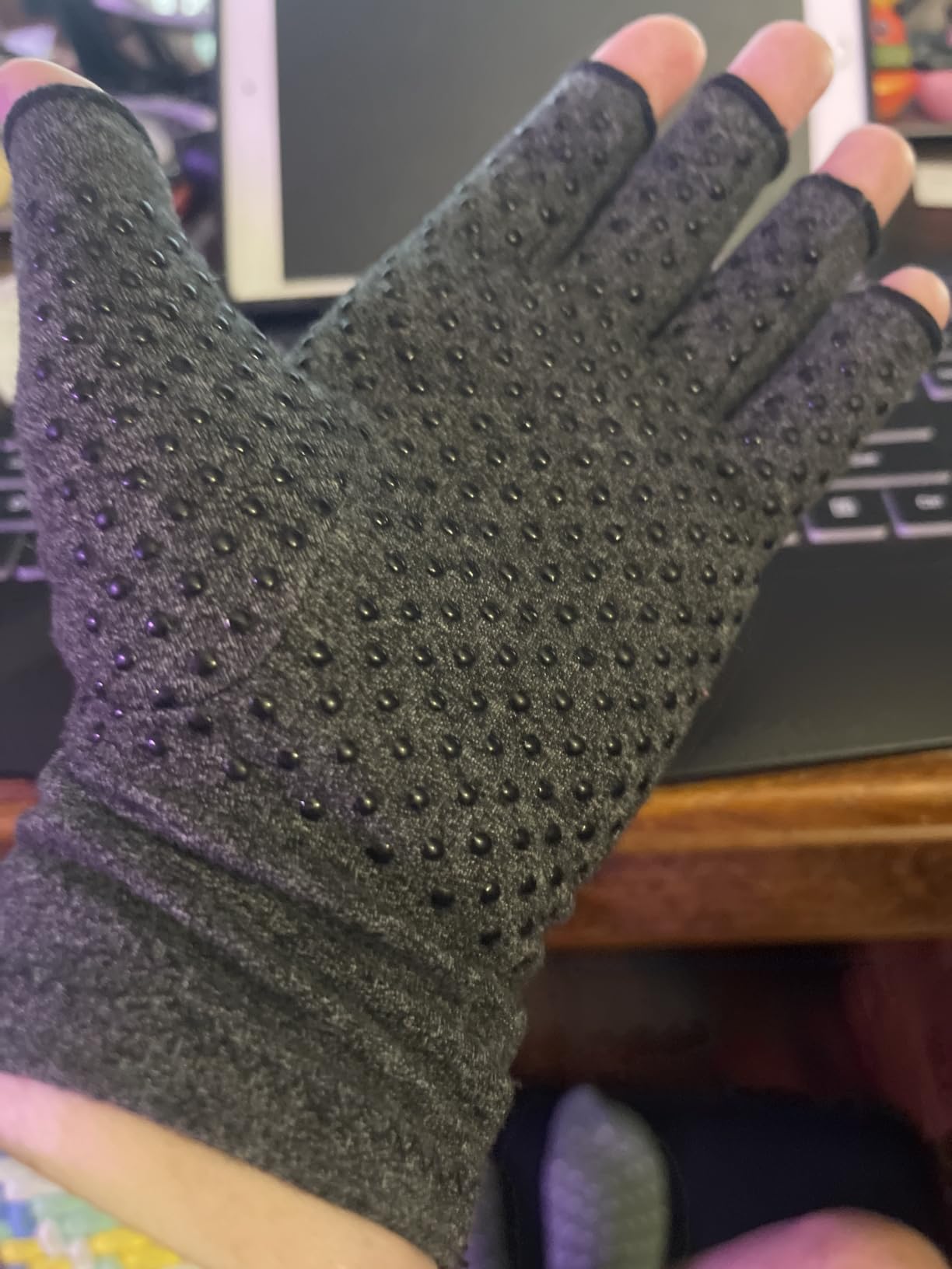 DRNAIETY 2 Pairs Arthritis Compression Gloves- for Hand Arthritis, Carpal Tunnel Pain, Rheumatoid Arthritis, RSI, Fingerless, Anti-Slip, Breathable Gloves for Men & Women, Typing, Daily Use(M, Gray) customer photo 1