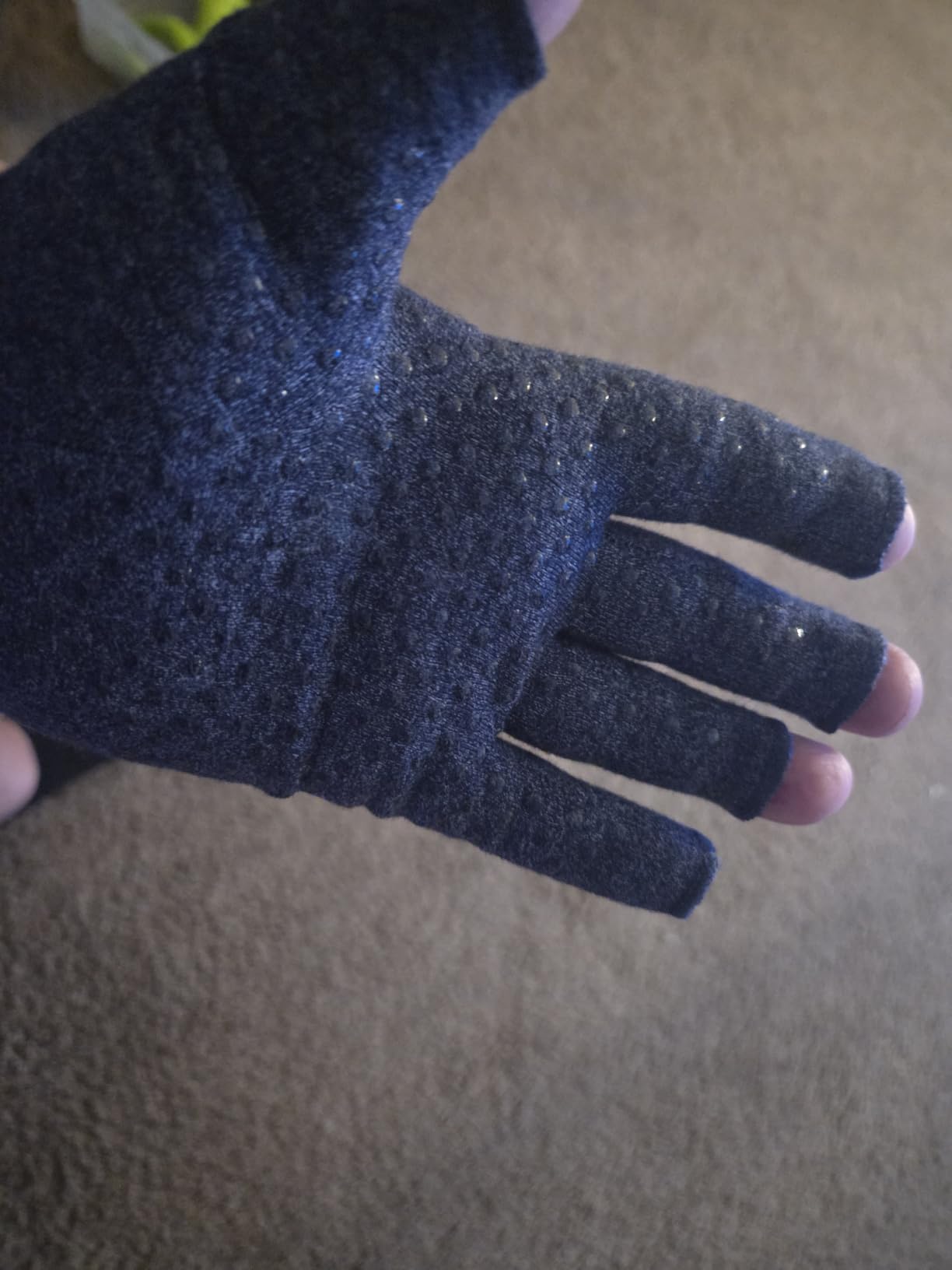 DRNAIETY 2 Pairs Arthritis Compression Gloves- for Hand Arthritis, Carpal Tunnel Pain, Rheumatoid Arthritis, RSI, Fingerless, Anti-Slip, Breathable Gloves for Men & Women, Typing, Daily Use(M, Gray) customer photo 2
