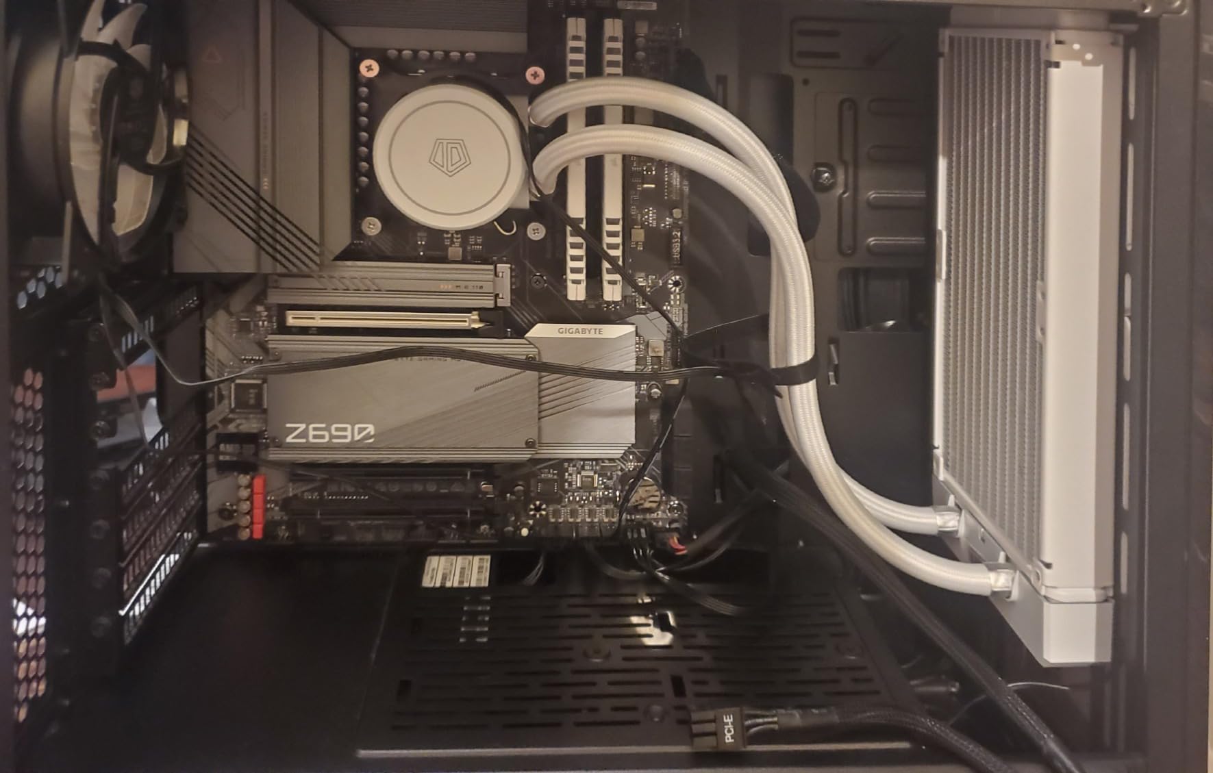 ID-COOLING FROSTFLOW X 240 Snow 240mm AIO CPU Cooler, Intel & AMD | White LED pump, 2x120mm PWM fans, supports Intel LGA1700/1200/115X and AMD AM5/AM4 customer photo 2