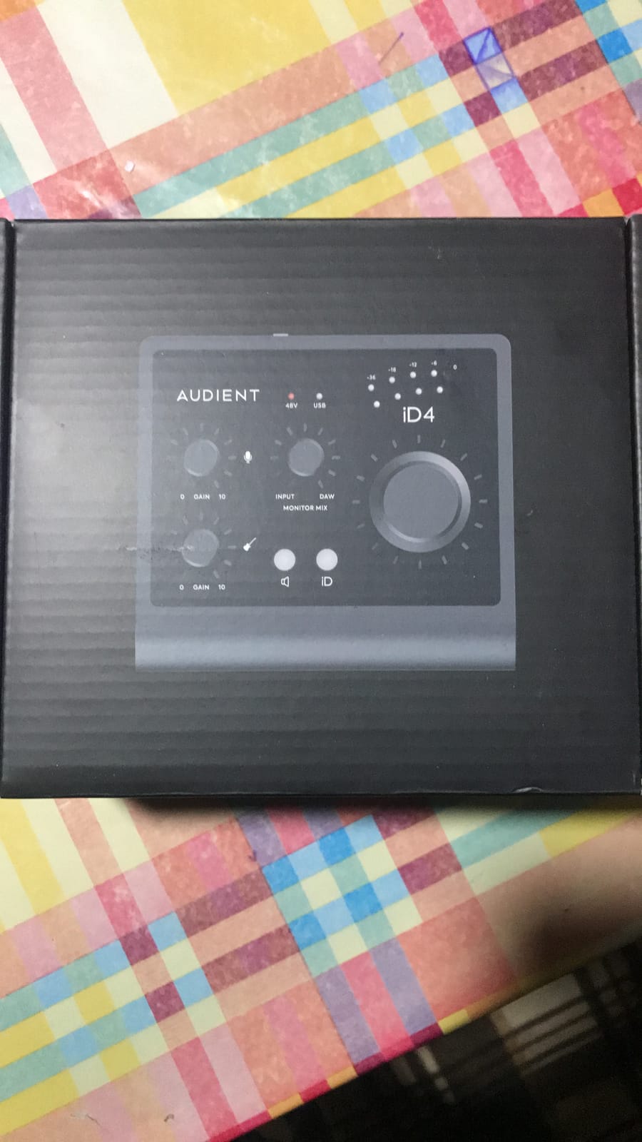 Audient Audio Interface iD4 MKII, Class A Console Microphone Preamp (High Speed USB-C, Monitor Mix and Monitor Panning Function, 2 Headphone Outputs, Mac/PC/iOS Compatible), Black customer photo 2