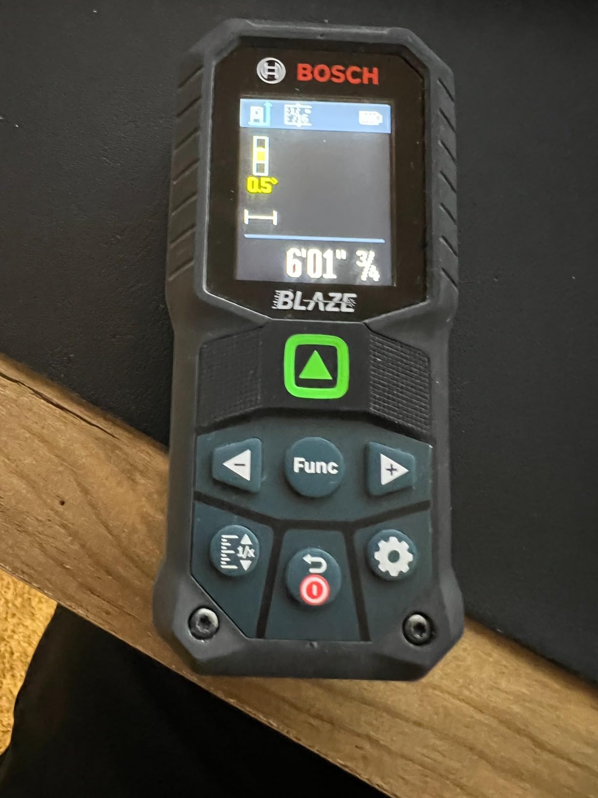 BOSCH GLM165-27CGL 165 Ft Blaze Green-Beam Laser Distance Measure with 3.7V Lithium-Ion 1.0 Ah Battery, Includes 1.0 Ah 3.7V Lithium-Ion Battery, Belt Clip, & Pouch customer photo 2