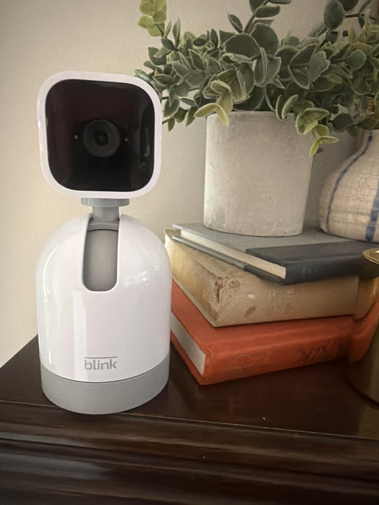 Blink Mini Pan-Tilt Camera (newest model), Rotating indoor plug-in smart security camera, two-way audio, HD video, motion detection, Works with Alexa (White) customer photo 2