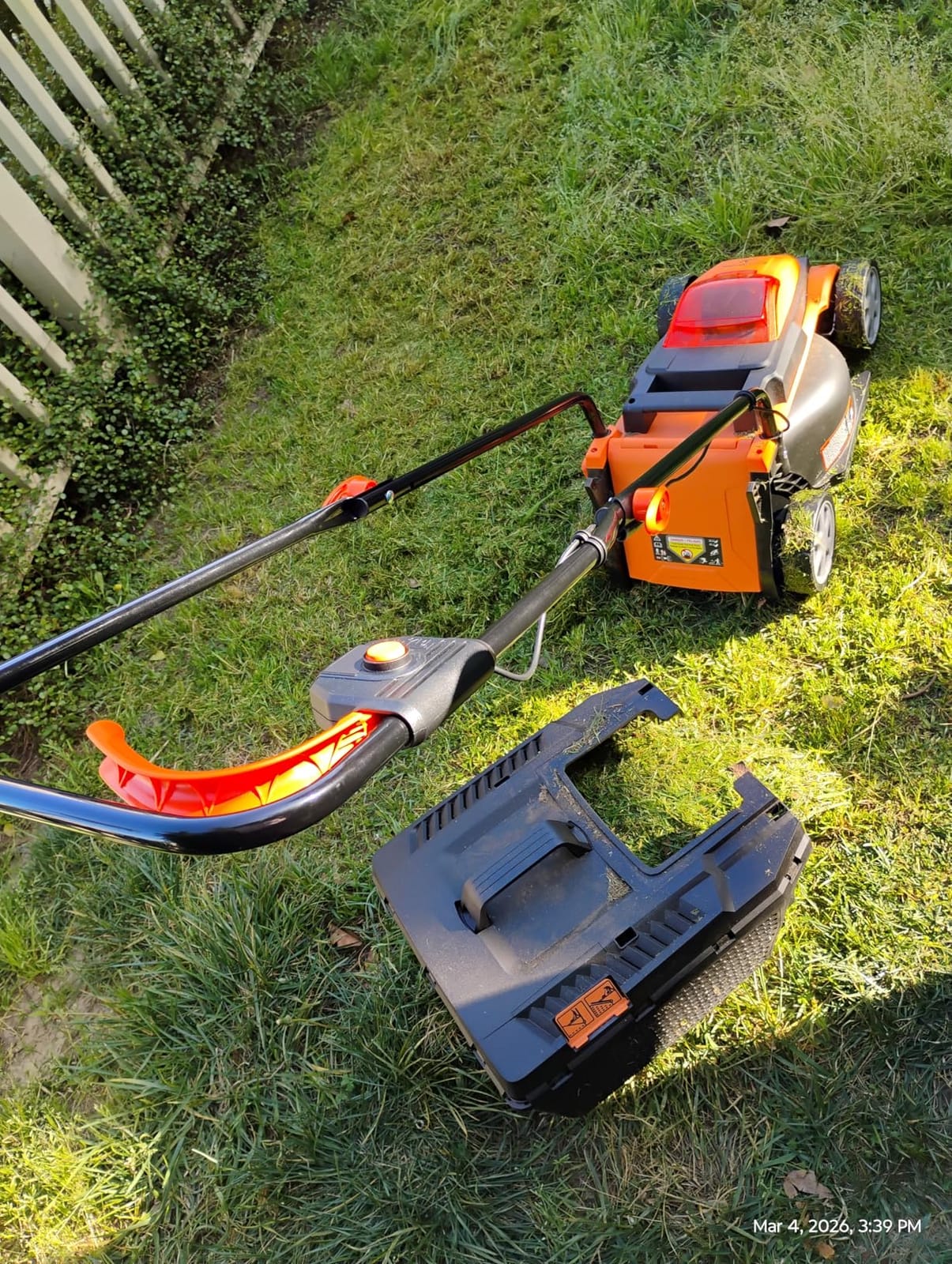 LawnMaster CLM2413A Cordless 13-Inch Lawn Mower 24V Max with 2X4.0Ah Battery and a Charger customer photo 1