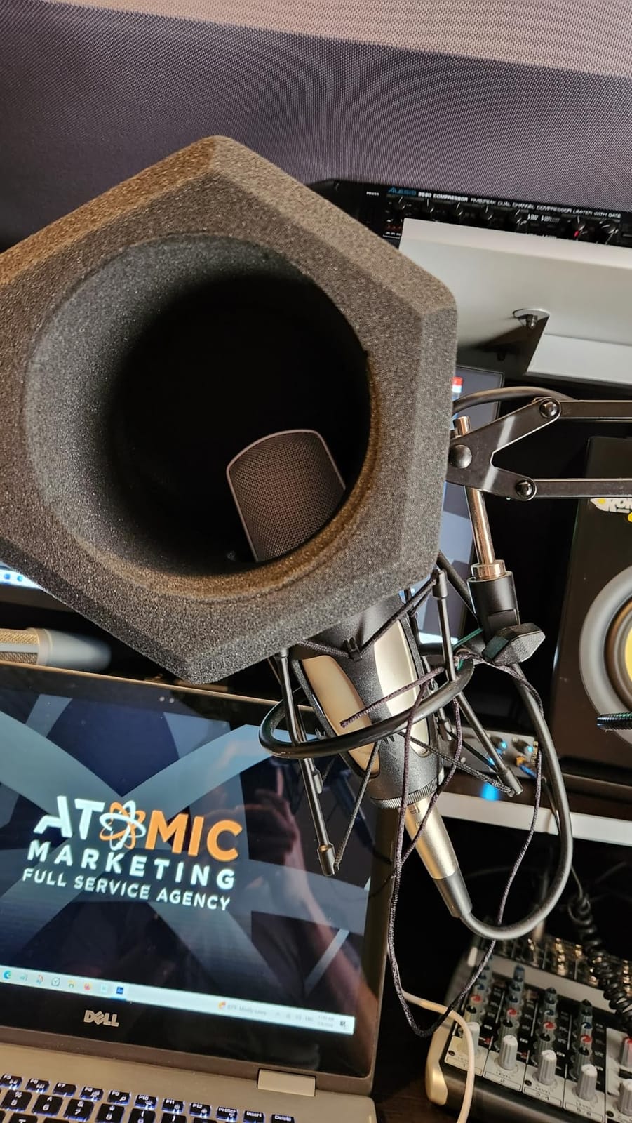 Microphone Wind Shield Pop Filter Microphone Isolation Ball, Acoustic Filter for Record Studios Mic, Sound-Absorbing Foam Five-sided Seal Design customer photo 2