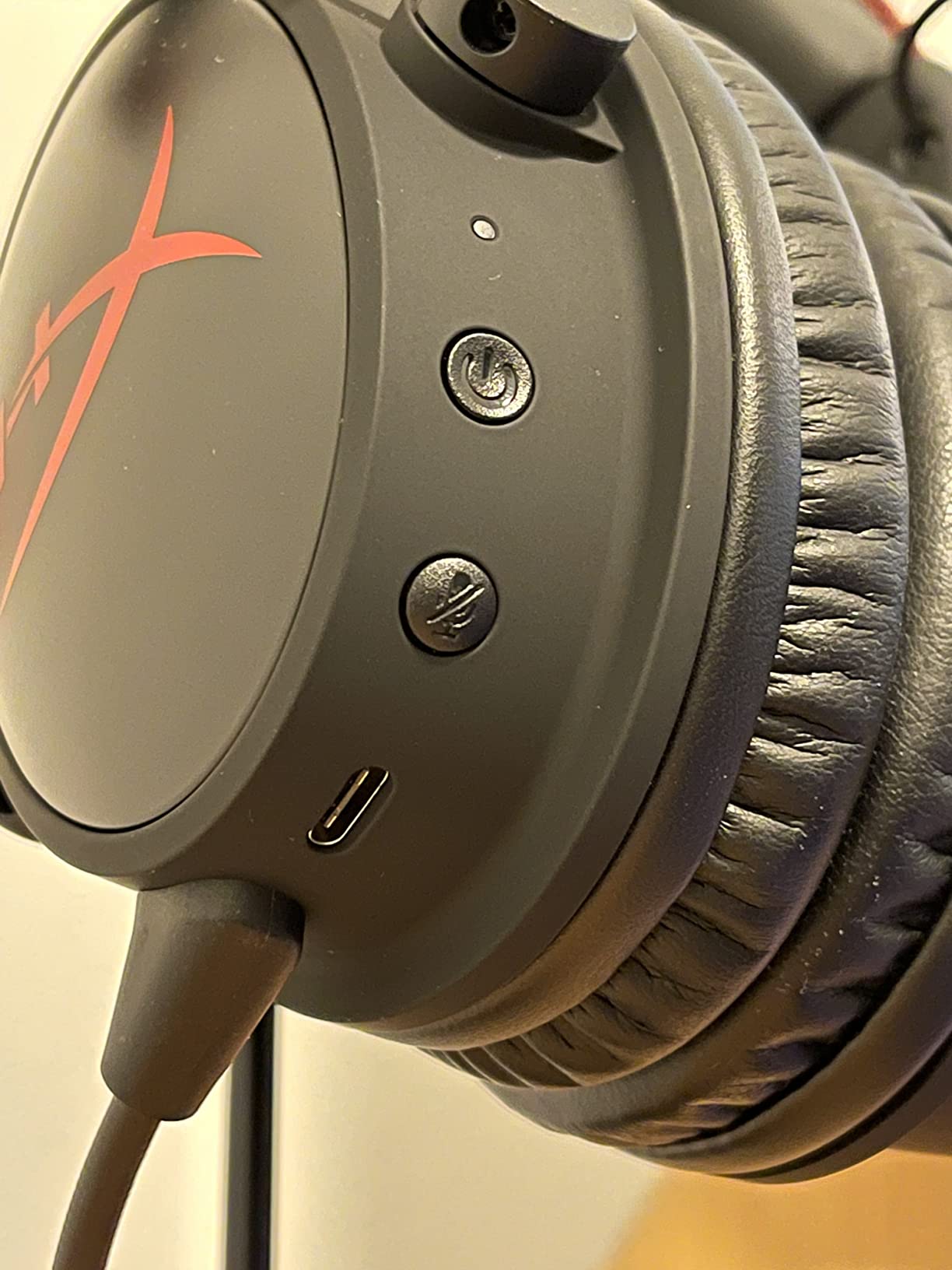 HyperX Cloud Alpha Wireless - Gaming Headset for PC, 300-hour battery life, DTS Headphone:X Spatial Audio, Memory foam, Dual Chamber Drivers, Noise-canceling mic, Durable aluminum frame, Red customer photo 1