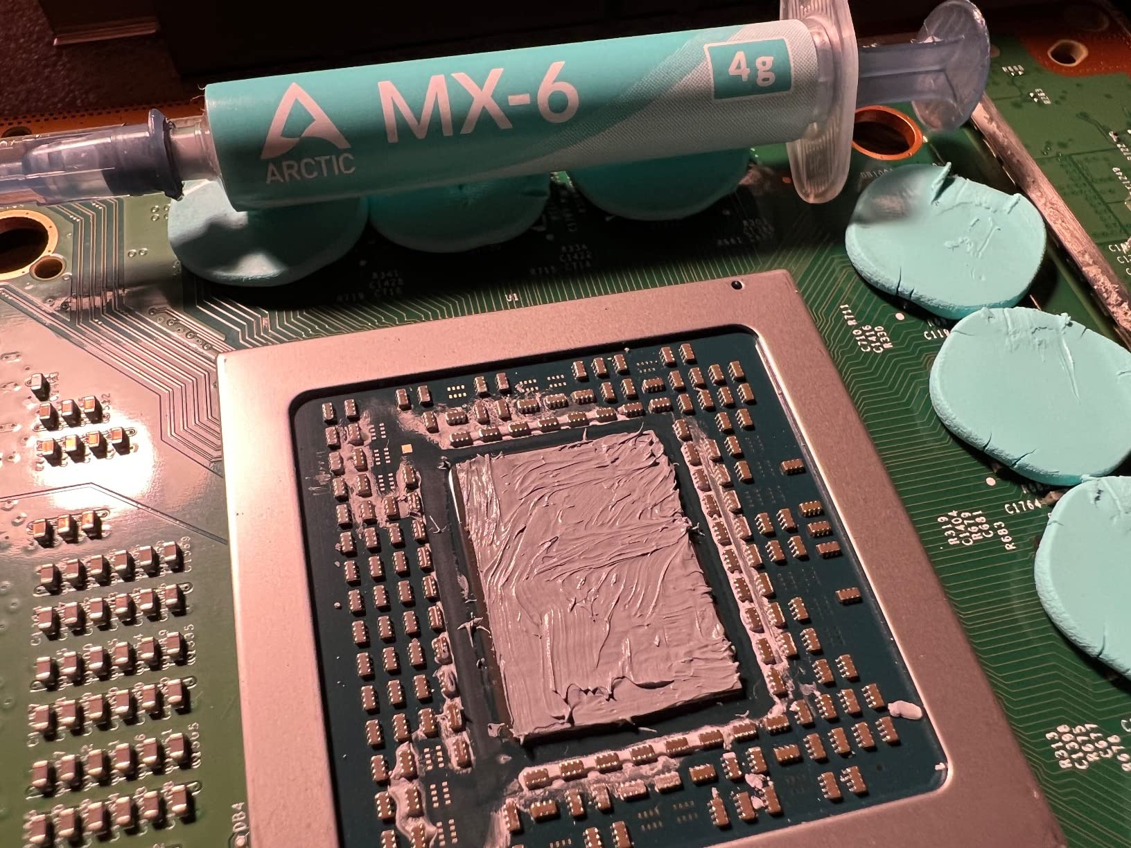 ARCTIC MX-6 (4 g) - Ultimate Performance Thermal Paste for CPU, Consoles, Graphics Cards, laptops, Very high Thermal Conductivity, Long Durability, Non-Conductive customer photo 1