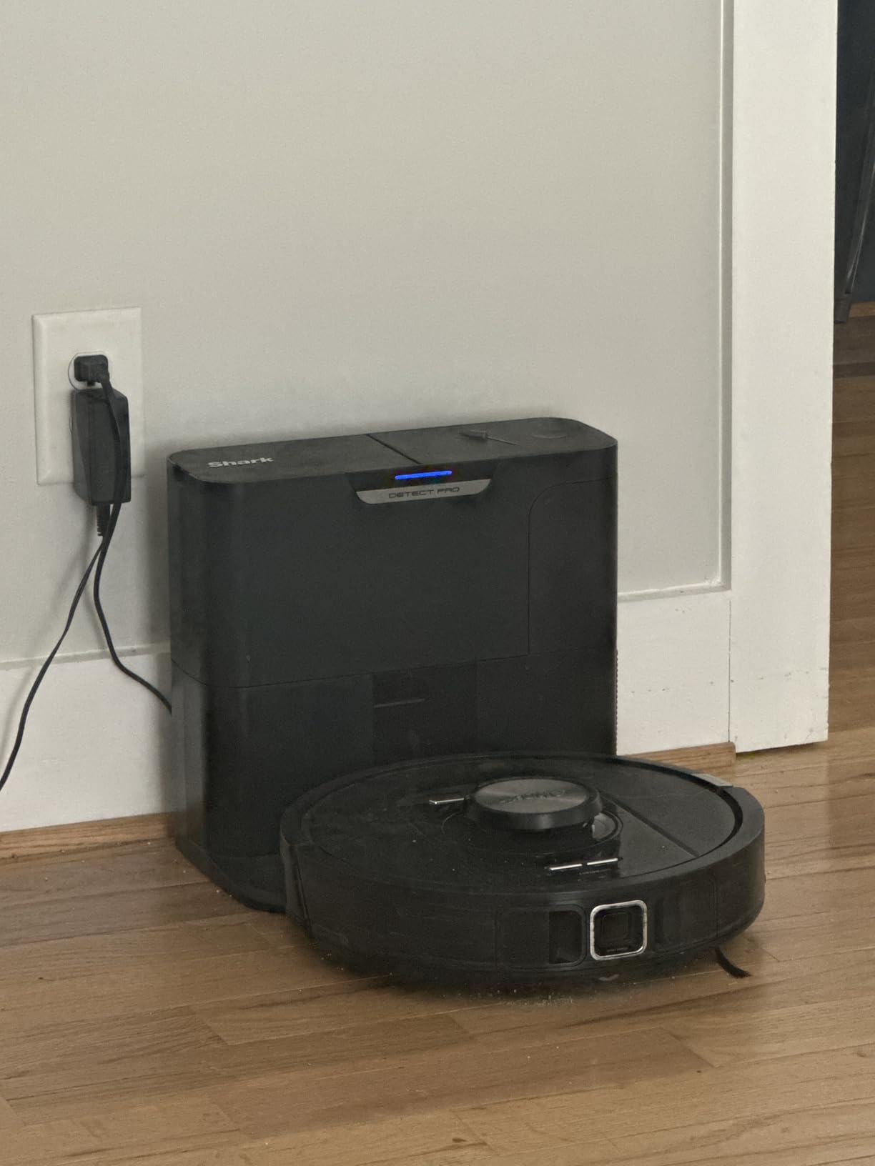 SHARK RV2620WD AI Ultra Robot Vacuum and Mop with Matrix Clean Navigation, CleanEdge Technology, Perfect for Pet Hair, Carpets, Hard Floors, Compatible with Alexa, Black/Mocha customer photo 1