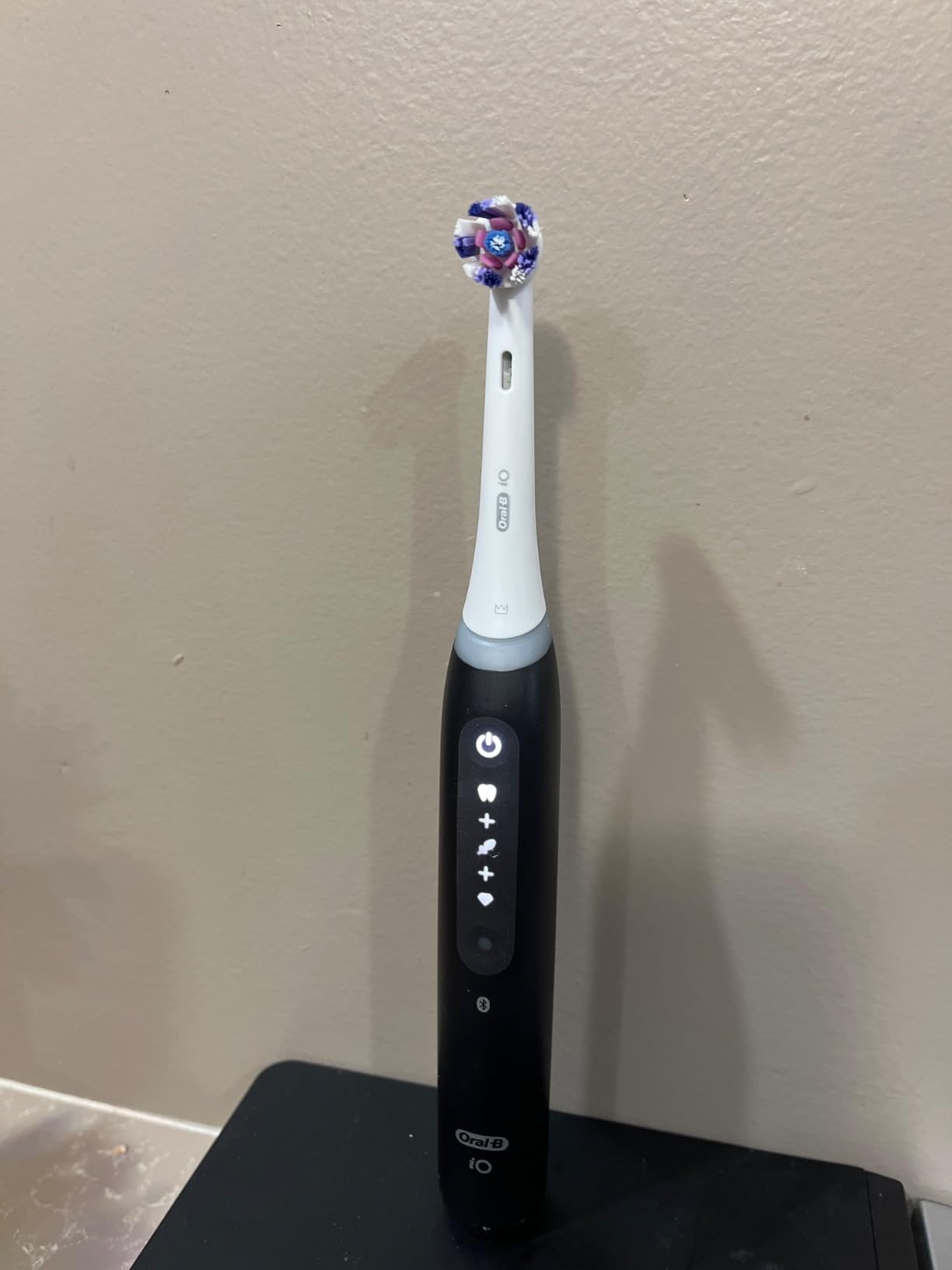 Oral-B Rechargeable Electric Toothbrush, iO5 Limited Deep Clean & Whiten, 5 Cleaning Modes, Visual Pressure Sensor to Protect Gums, Travel Case, 3 Brush Heads, Black customer photo 2