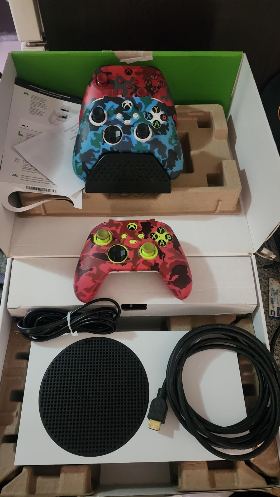 Xbox Series S - Gilded Hunter Bundle - In-game cosmetics for Fortnite, Rocket League, Fall Guys - 512GB All-Digital Gaming Console - 1440p Gaming - 4K Streaming - Robot White customer photo 1