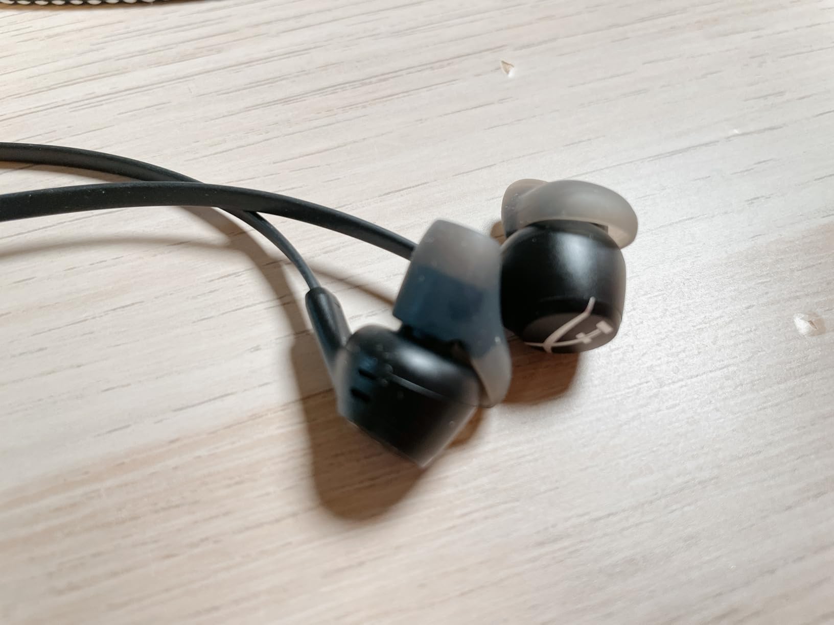 HyperX Cloud Earbuds II - 14mm Drivers, Four Eartips, Hard-Shell Carrying Case, Low-Profile 90 Degree Plug, 3.5mm Plug, Built-in Microphone, Multi-Function Button, PC, Mobile, Nintendo Switch - Red customer photo 1