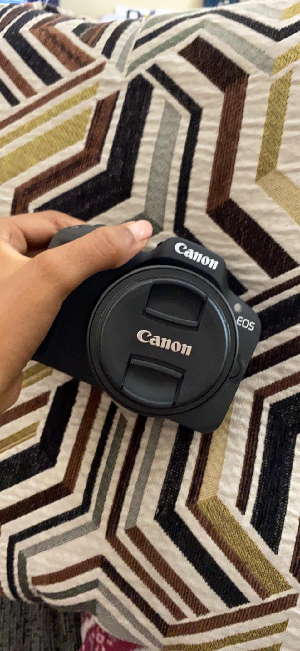 Canon EOS R50 Content Creator Kit, Hybrid Mirrorless Camera with RF-S18-45mm F4.5-6.3 IS STM Lens, Tripod Grip, Microphone, Wireless Remote Control, 24.2 MP CMOS (APS-C) Sensor, Vlogging Camera, Black customer photo 2