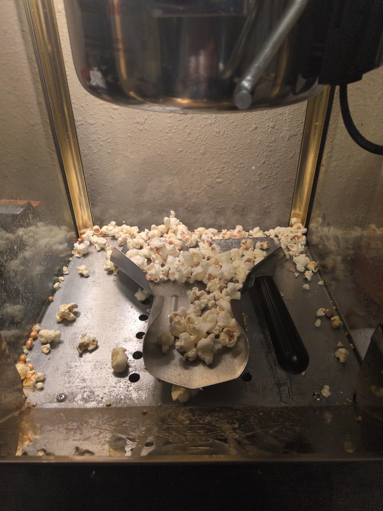 Olde Midway Movie Theater-Style Popcorn Machine Maker with Cart and 10-Ounce Kettle - Black, Vintage-Style Popper on Wheels customer photo 1