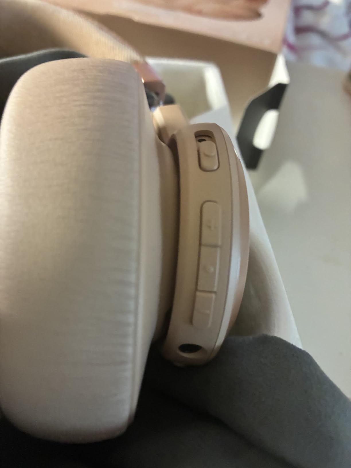 JBL Live 770NC - Wireless Over-Ear Headphones with True Adaptive Noise Cancelling with Smart Ambient, Up to 65 Hours of Battery Life, Comfort-fit Fabric Headband & Carrying Pouch (Black) customer photo 2
