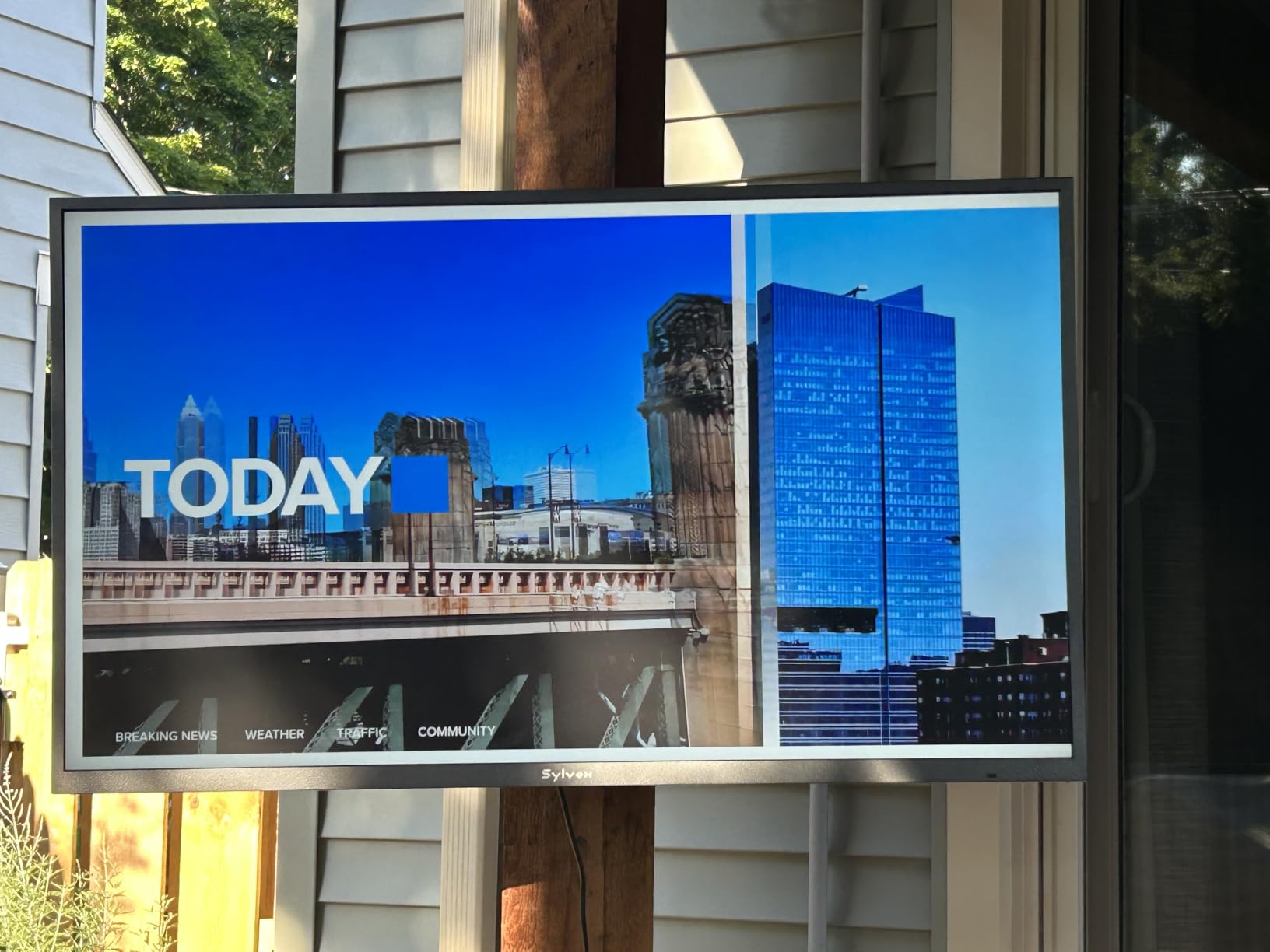 SYLVOX Outdoor TV, 43 inch Smart Waterproof Outdoor TV, 4K UHD Weatherproof | IP56, Support Dolby Vision Atmos, Google Cast, 1000 nit Brightness for Outside Partial Sun & Full Shade (Deck Pro 3.0 /2026) customer photo 2