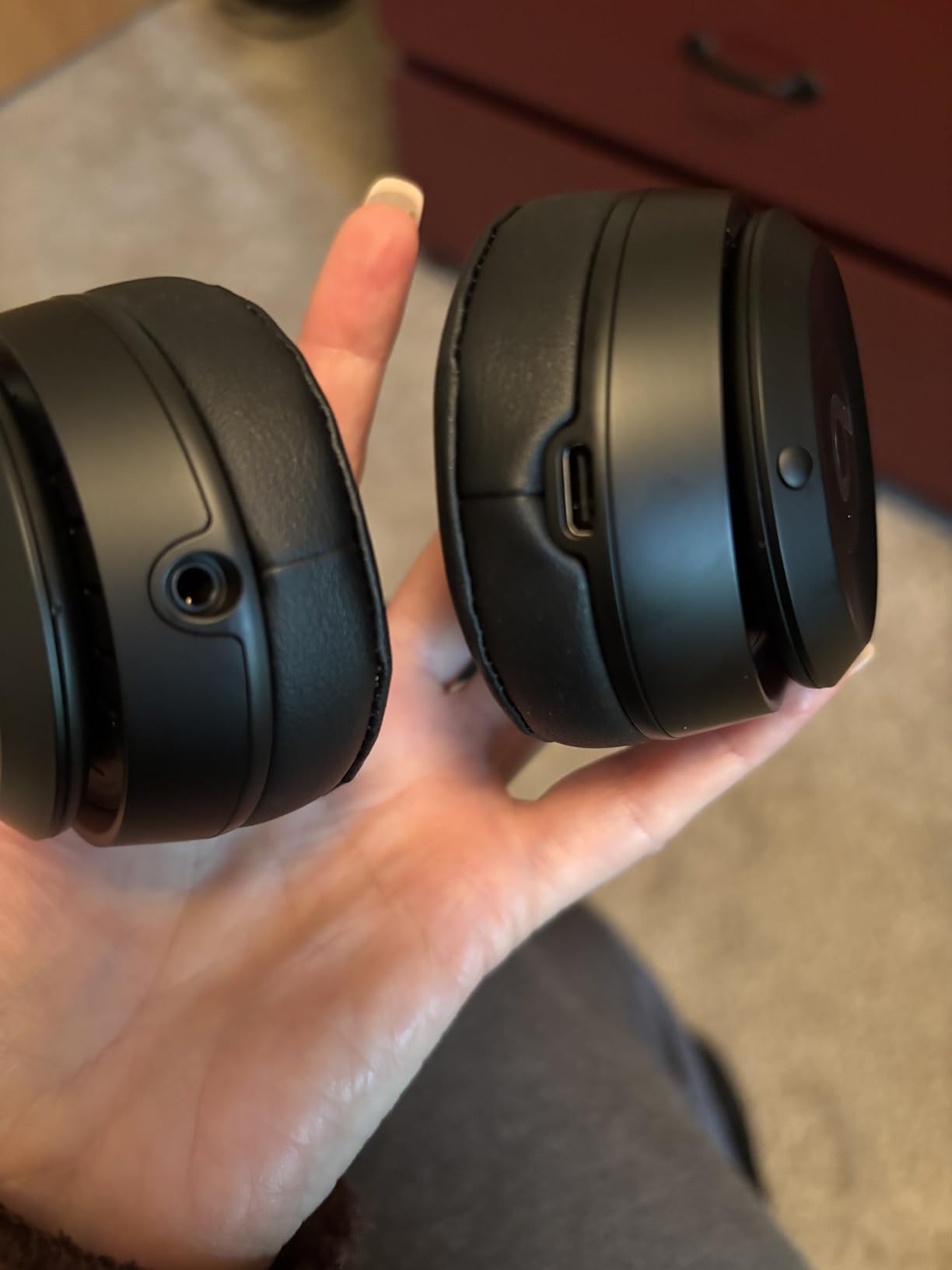 Beats Solo 4 - Wireless Bluetooth On-Ear Headphones, Apple & Android Compatible, Up to 50 Hours of Battery Life - Matte Black (Renewed) customer photo 1