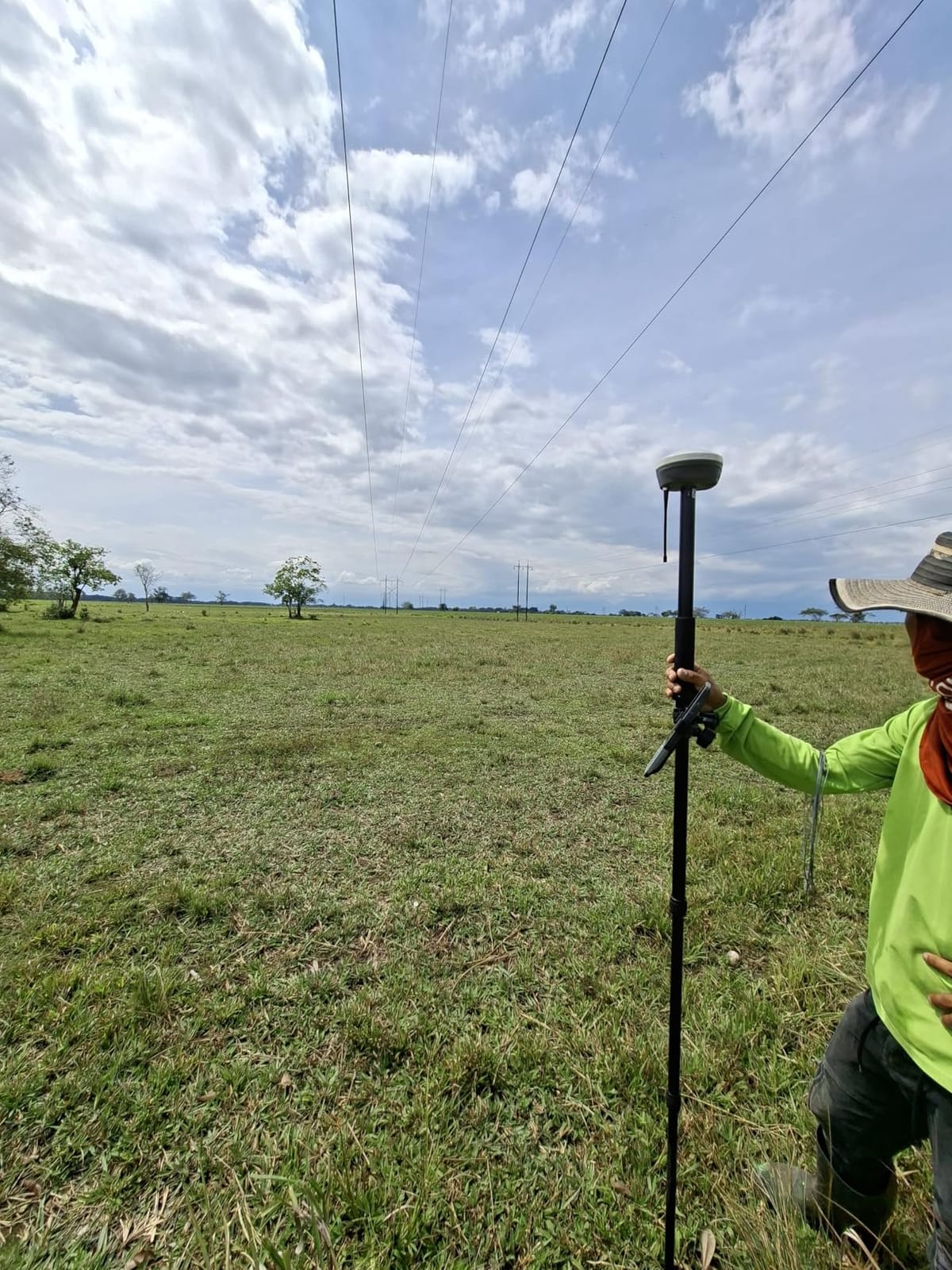 E1 RTK GNSS Survey Equipment GPS Receiver with IMU Rover & Base Handheld Collector Land Surveying Equipment, Navigation System Survey Software (Include Pole, Tribrach, Tripod) customer photo 1