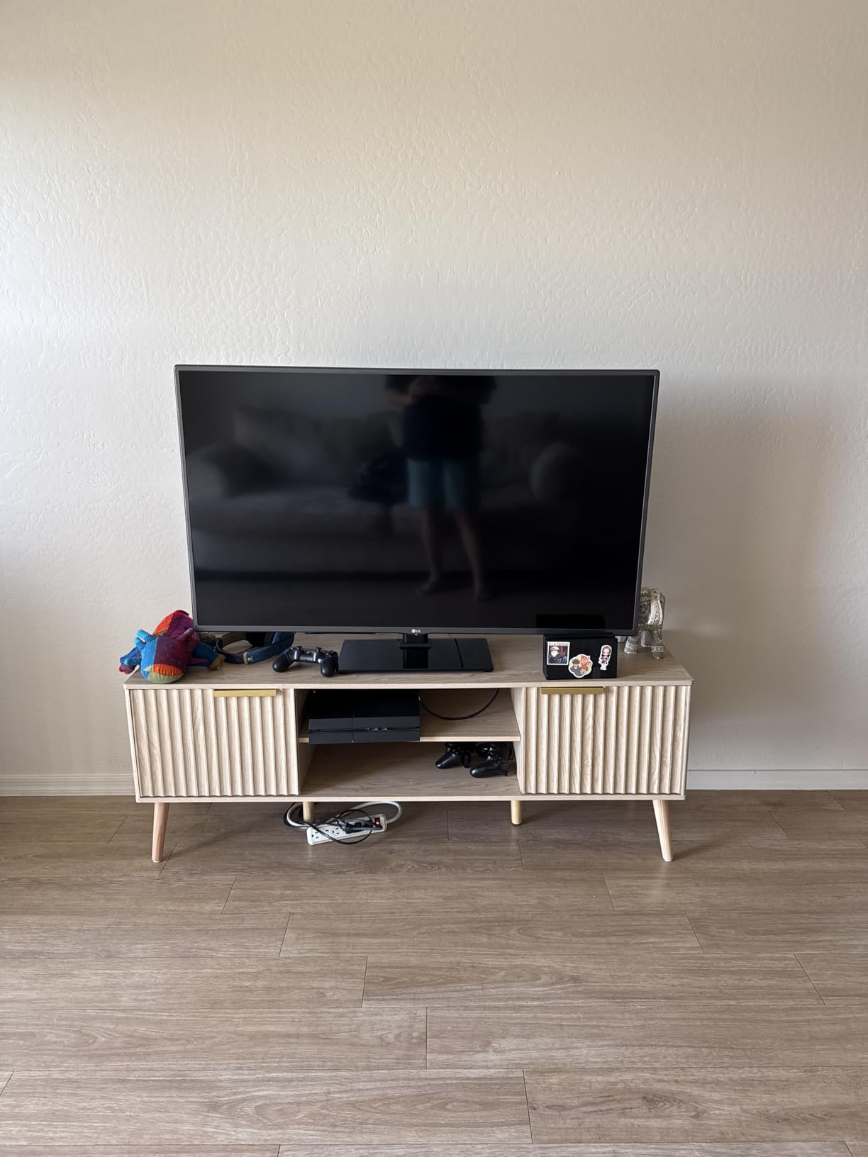 LCRBOL TV Stand with Fluted Doors for TVs up to 65