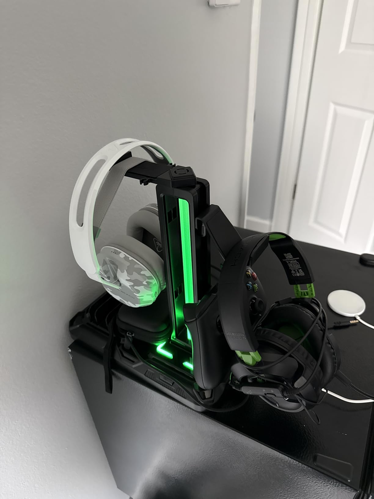 KDD Headset Stand with Charging Station - Detachable Controller Holder with 9 Light Modes - Rotatable Headphone Hanger with USB A&C Charger Ports - Earphone Hook for PC Gaming Accessories Storage customer photo 2