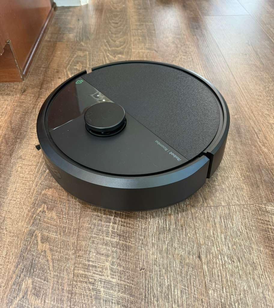 iRobot Roomba Plus 405 (G181) 2in1 Vacuum & Mop Robot with AutoWash Dock - Dual Spinning, Smart & Fast Mapping, Ideal for Pet Hair, Self-Empties 75 Days, Intense Suction, Pad Washing & Drying customer photo 2