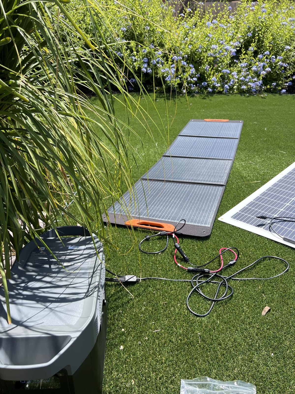 ZOUPW 220W N-Type 16BB Portable Solar Panel for Power Station,Foldable Solar Panel for Jackery 1000 V2/EcoFlow Delta/Bluetti/Anker Solix,25.6% Efffciency IP67 Waterproof for RV Camping Emergency customer photo 2