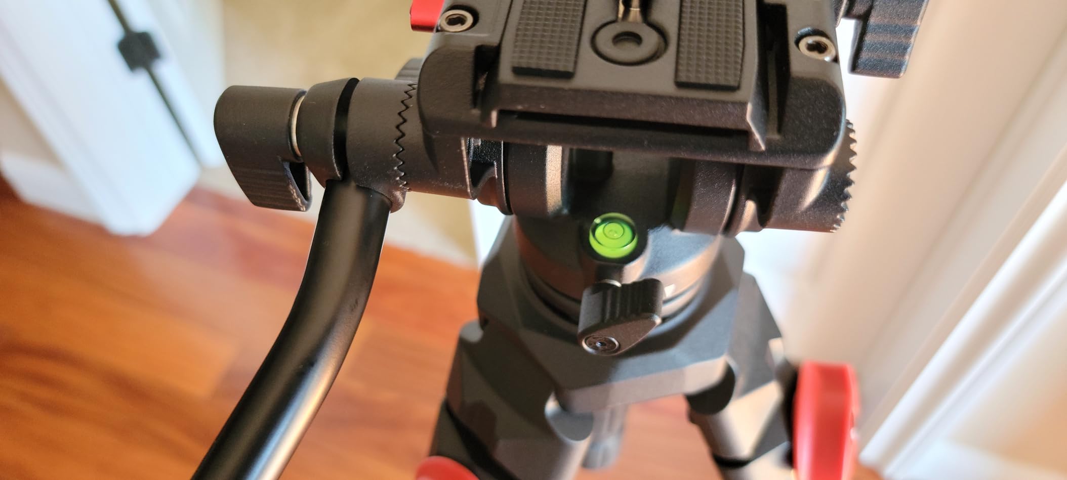 NEEWER Video Tripod with Fluid Head, Heavy Duty Aluminum Compact Portable Camera Tripod Stand for DSLR Camcorder Compatible with DJI Gimbals Compatible with Manfrotto QR Plates, Max Load 13.2 lb, TP73 customer photo 2