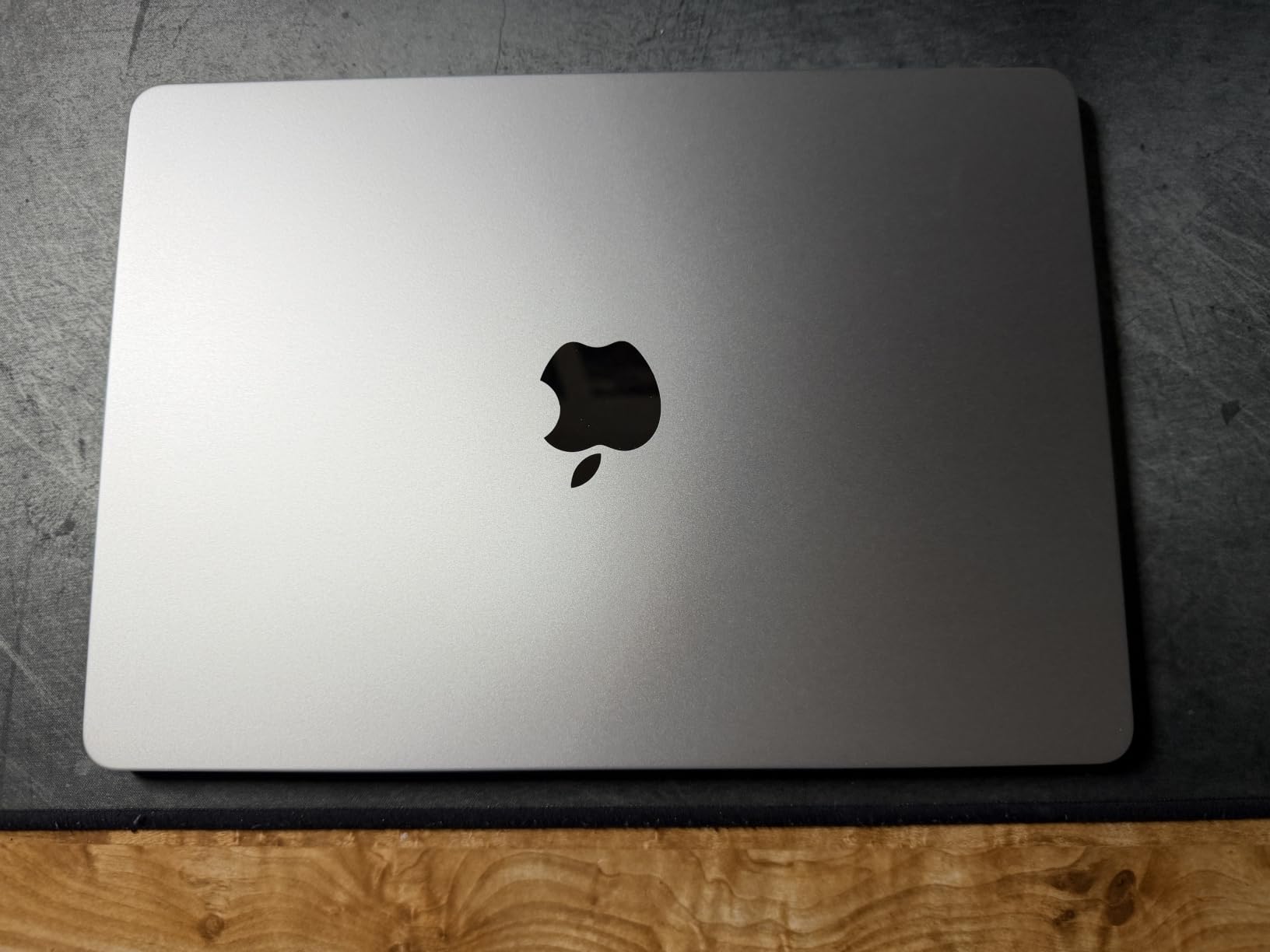 Apple 2026 MacBook Air 13-inch Laptop with M5 chip: Built for AI, 13.6-inch Liquid Retina Display, 16GB Unified Memory, 1TB SSD, 12MP Center Stage Camera, Touch ID, Wi-Fi 7; Silver customer photo 1