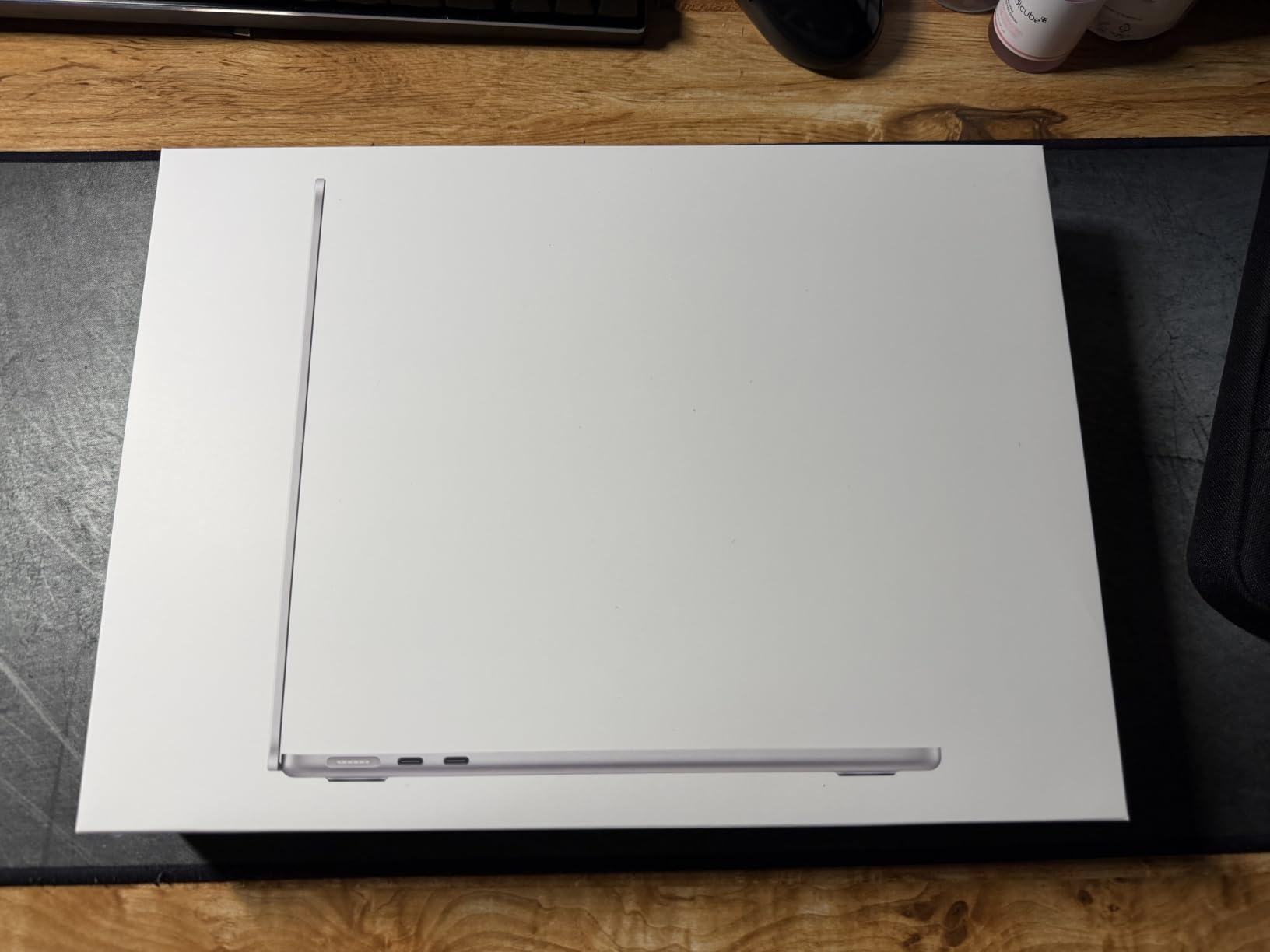 Apple 2026 MacBook Air 13-inch Laptop with M5 chip: Built for AI, 13.6-inch Liquid Retina Display, 16GB Unified Memory, 1TB SSD, 12MP Center Stage Camera, Touch ID, Wi-Fi 7; Silver customer photo 2