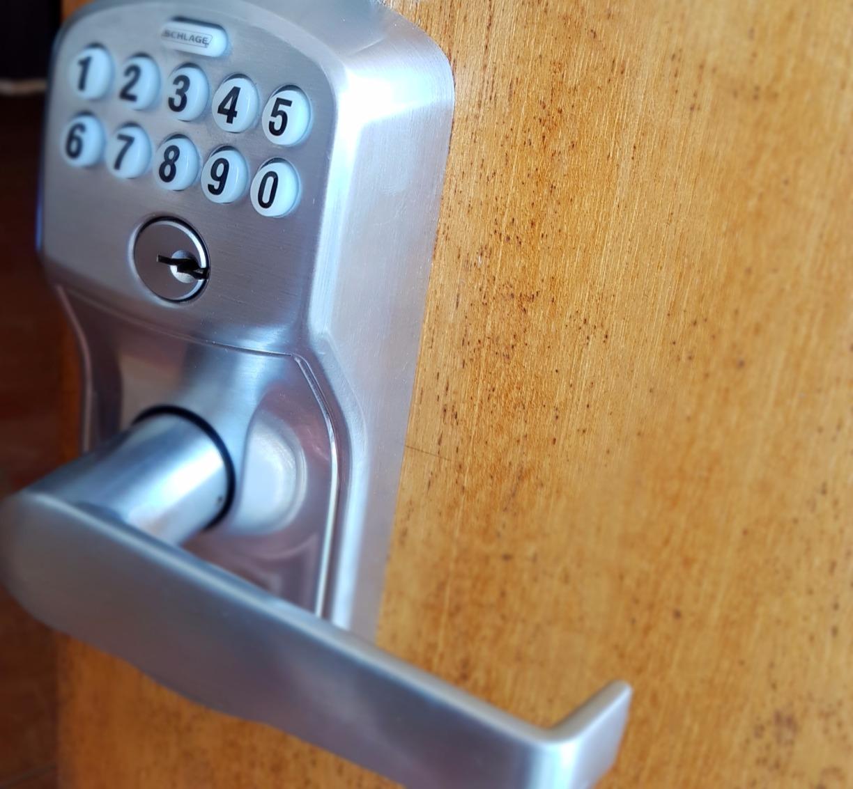 Schlage Electronic Keypad Lock, Lever Handle, Plymouth Trim, Satin Chrome customer photo 1