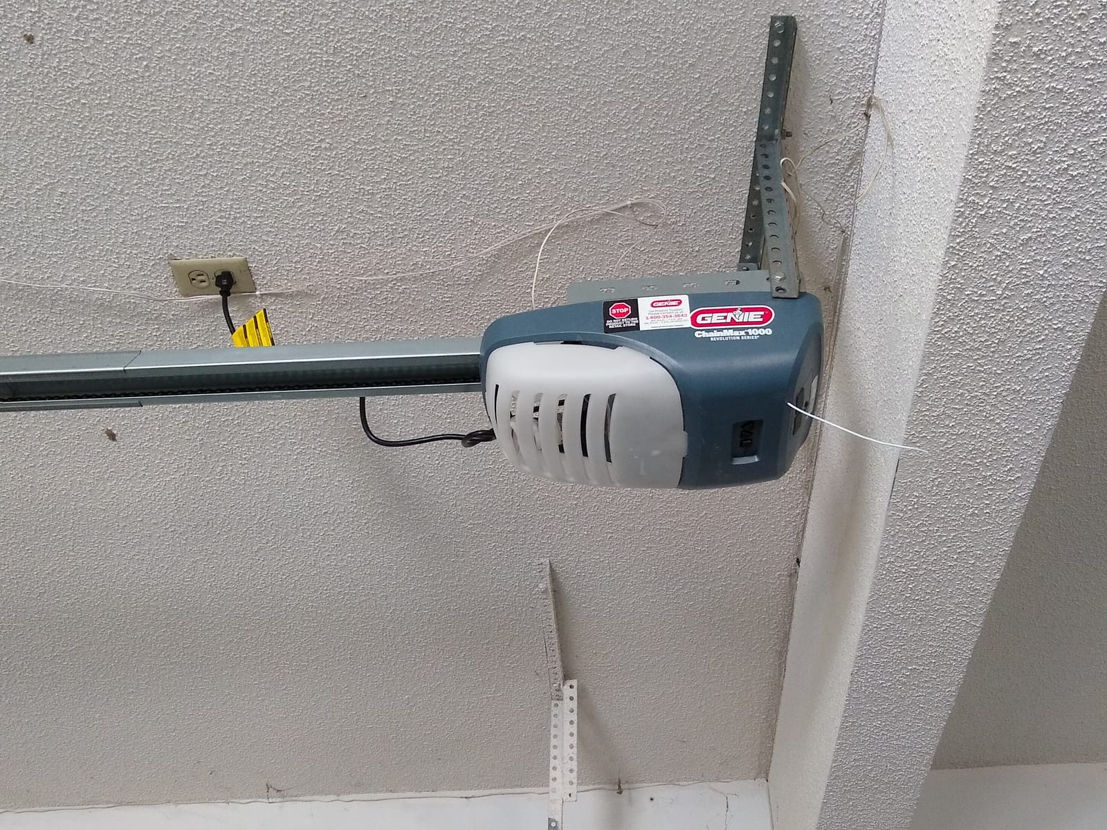 Genie ChainMax 1000 Garage Door Opener - Durable Chain Drive - Includes two 3-Button Pre-Programmed Remotes,Wall Console, Wireless Keypad, Safe-T-Beams - Model 3022-TKH, 140V DC Motor,Gray customer photo 1
