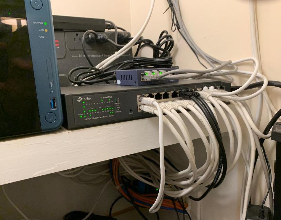 TP-Link TL-SG1024DE, 24 Port Gigabit Easy Smart Managed Ehternet Switch customer photo 1