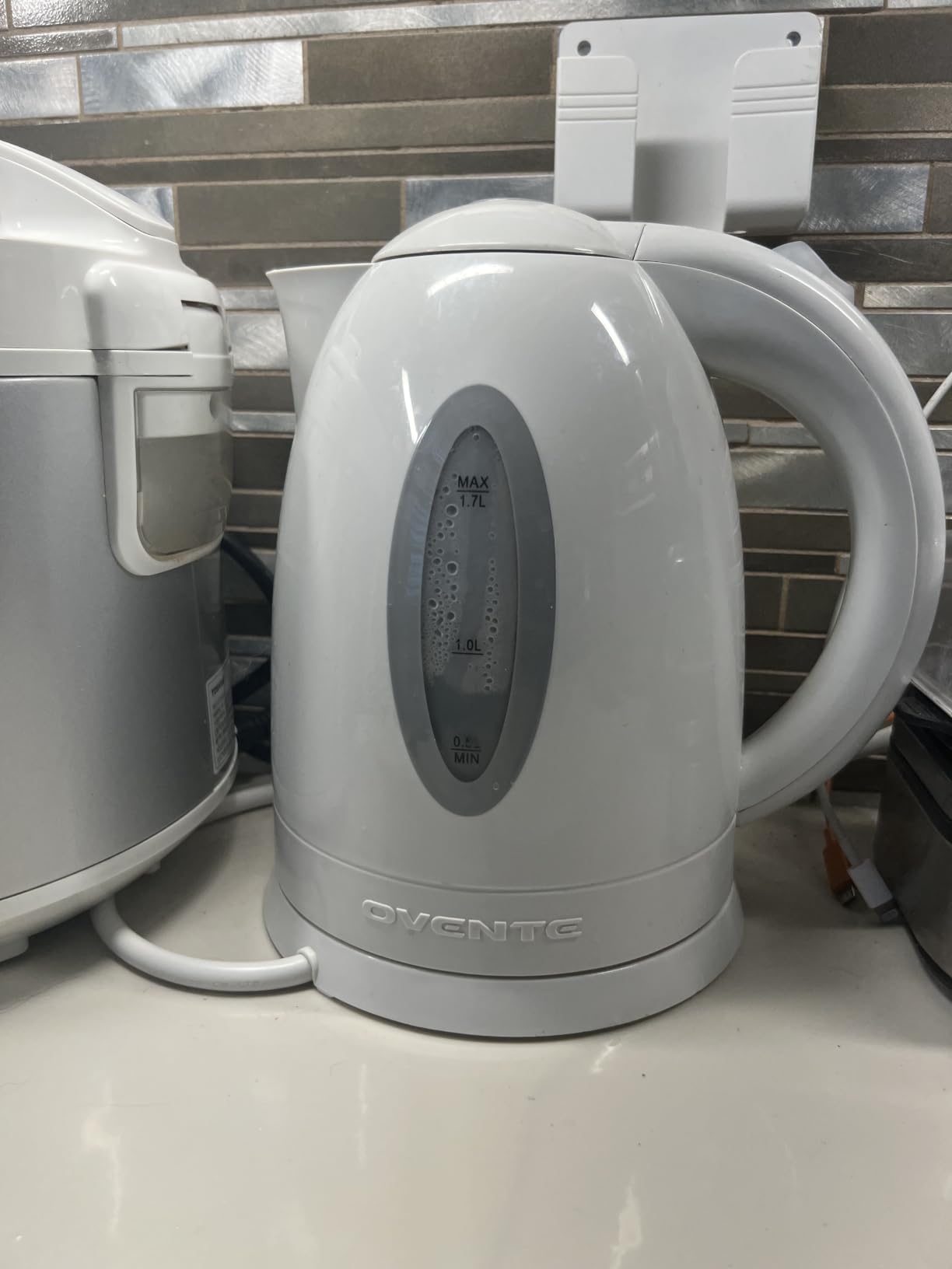 OVENTE 1.7L Electric Tea Kettle, 1100W BPA-Free Water Boiler, White KP72W | Fast Boiling, Auto Shut-Off, Boil-Dry Protection, 360 Swivel Base, Cordless Serving, Clear-View Window and Removable Filter customer photo 1