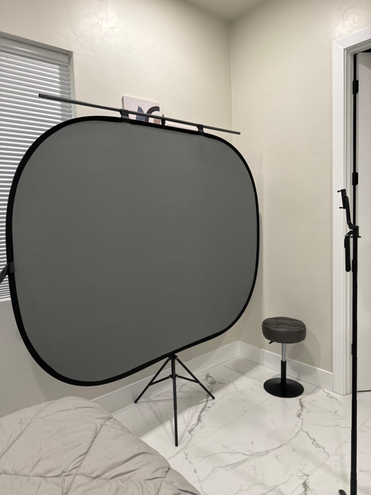 NEEWER Chromakey Backdrops, Double Sided Green Screen and Blue Screen, 2 in 1 Collapsible and Reversible Background for Photography, Gaming and Live Streaming, 5'×6.6'/1.5m×2m (Green/Blue) customer photo 1