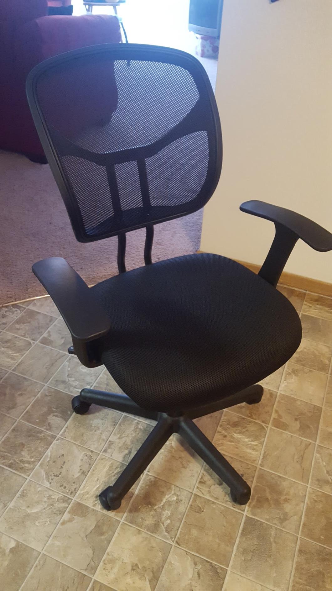 Amazon Basics Breathable Mesh Mid-Back Office Desk Chair with Armrests, Lumbar Support, 360-Degree Swivel, Adjustable-Height, Black customer photo 1