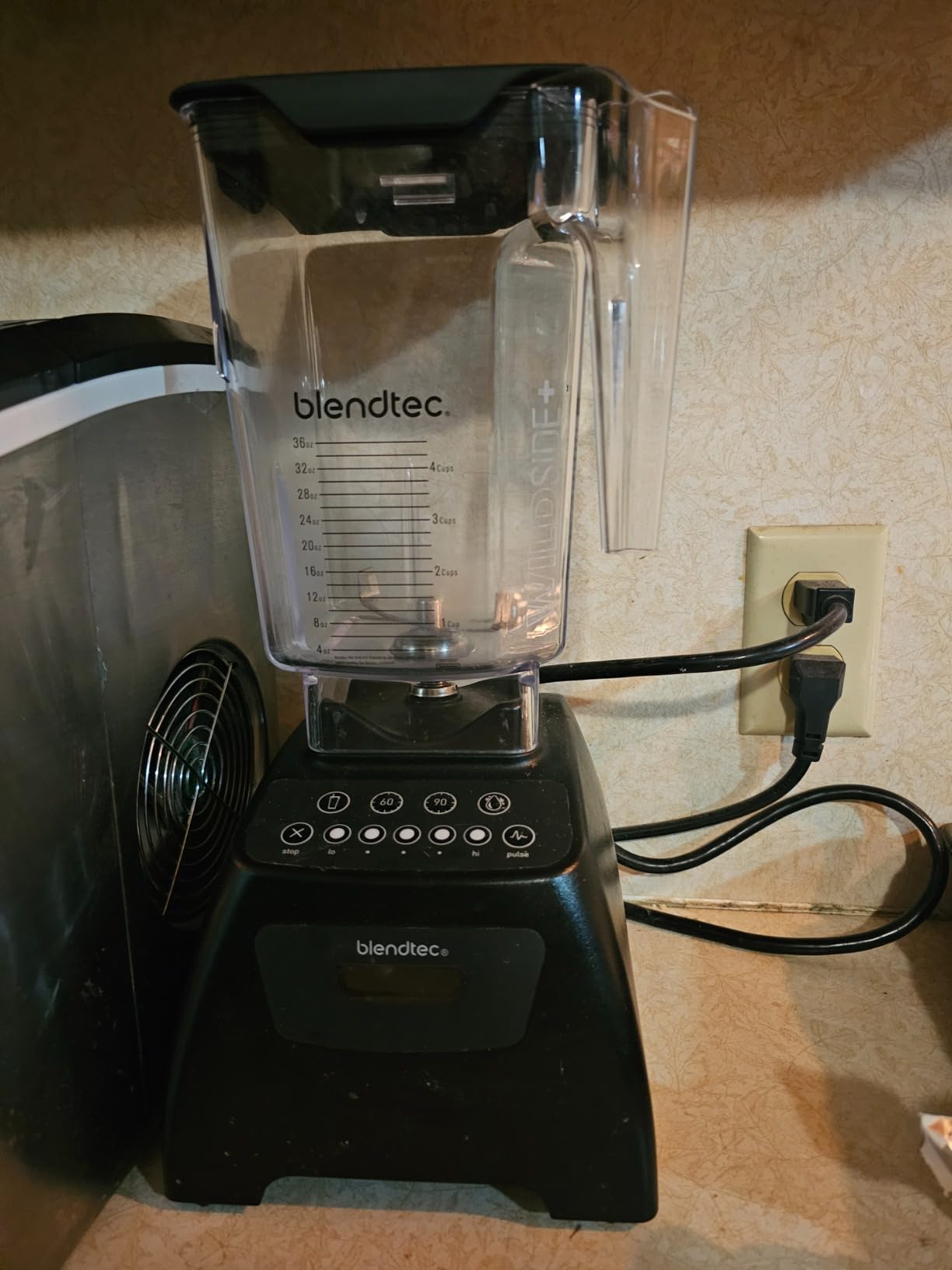 Blendtec Classic 575 Blender (Black), 90oz* WildSide+ Jar customer photo 1