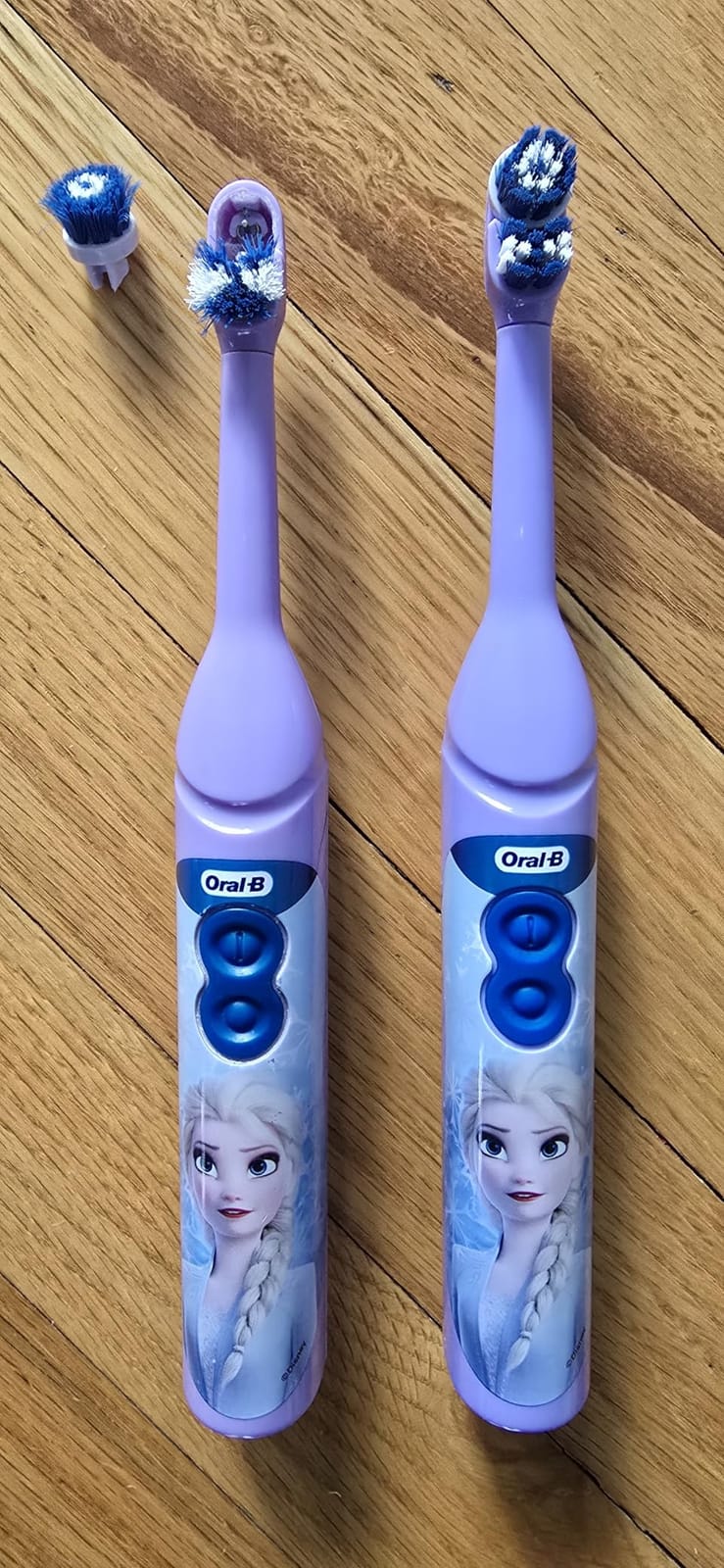 Oral-B Kids Battery Power Electric Toothbrush Featuring Disney's Frozen for Children and Toddlers age 3+, Soft customer photo 2