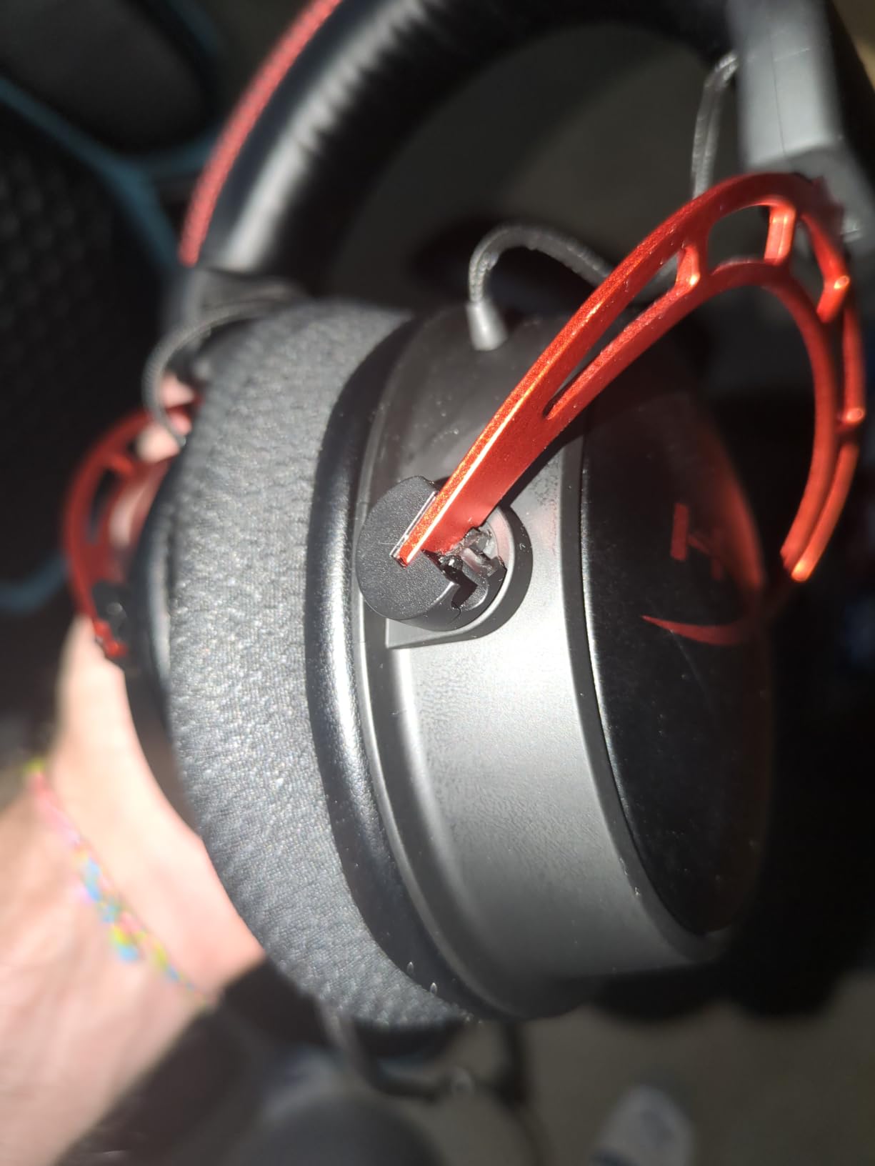 HyperX Cloud Alpha - Gaming Headset, Dual Chamber Drivers, Legendary Comfort, Aluminum Frame, Detachable Microphone, Works on PC, PS4, PS5, Xbox One, Xbox Series X|S, Nintendo Switch and Mobile - Red customer photo 1