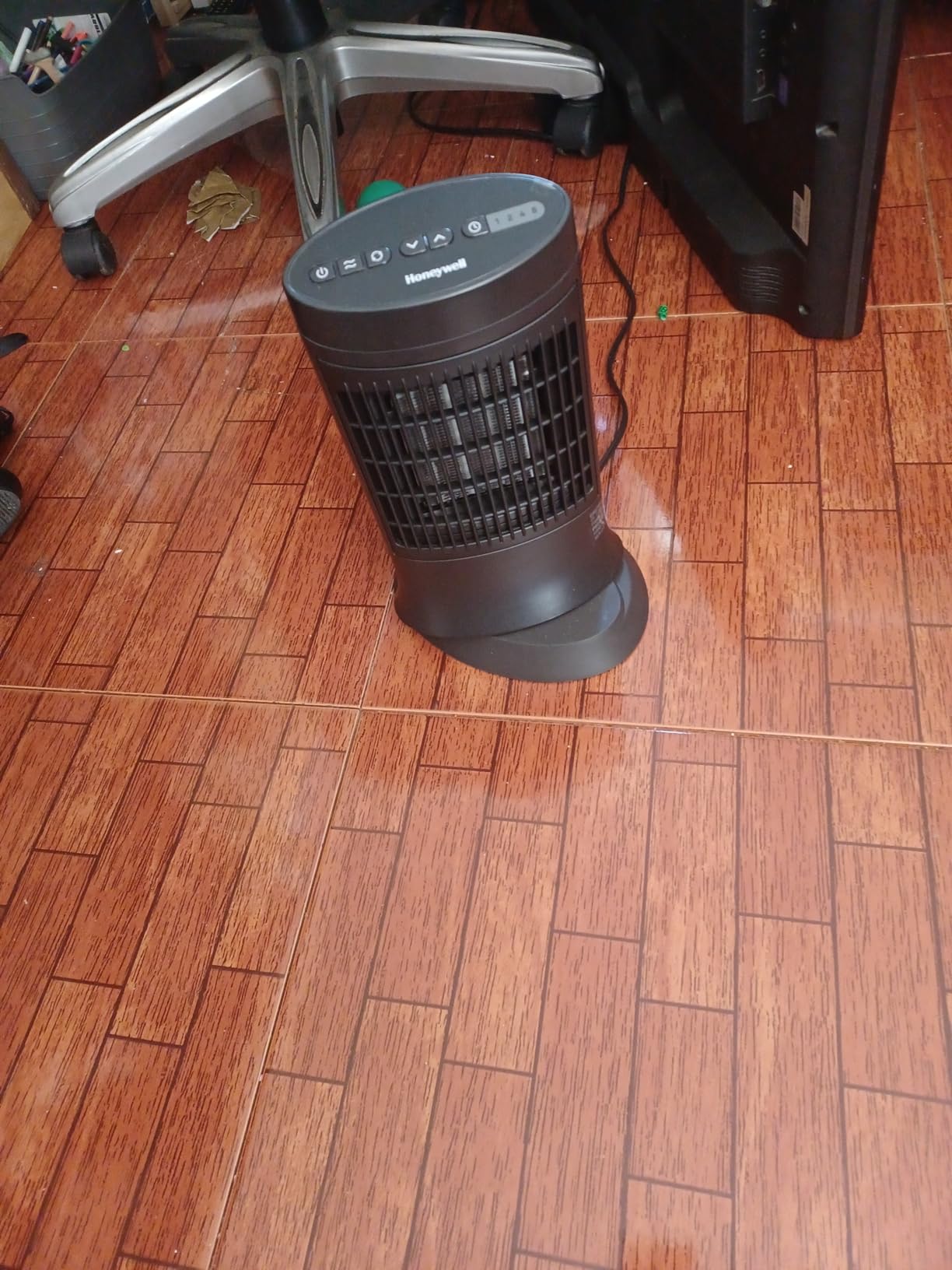 Honeywell Slim Ceramic Tower Heater, Large Room, Black customer photo 2